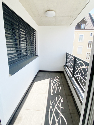 Schmaler Balkon mit Metallgeländer