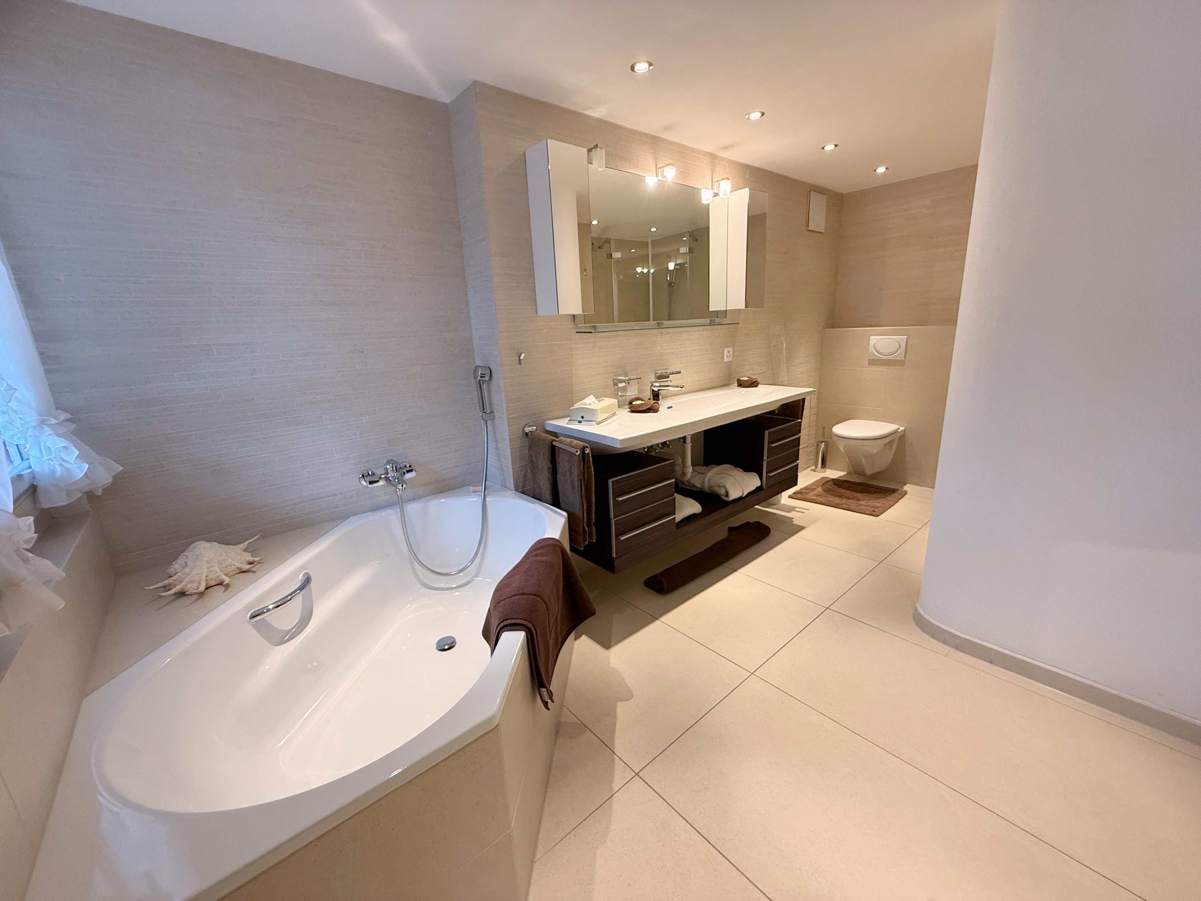 Modernes Badezimmer mit Badewanne und Waschtisch