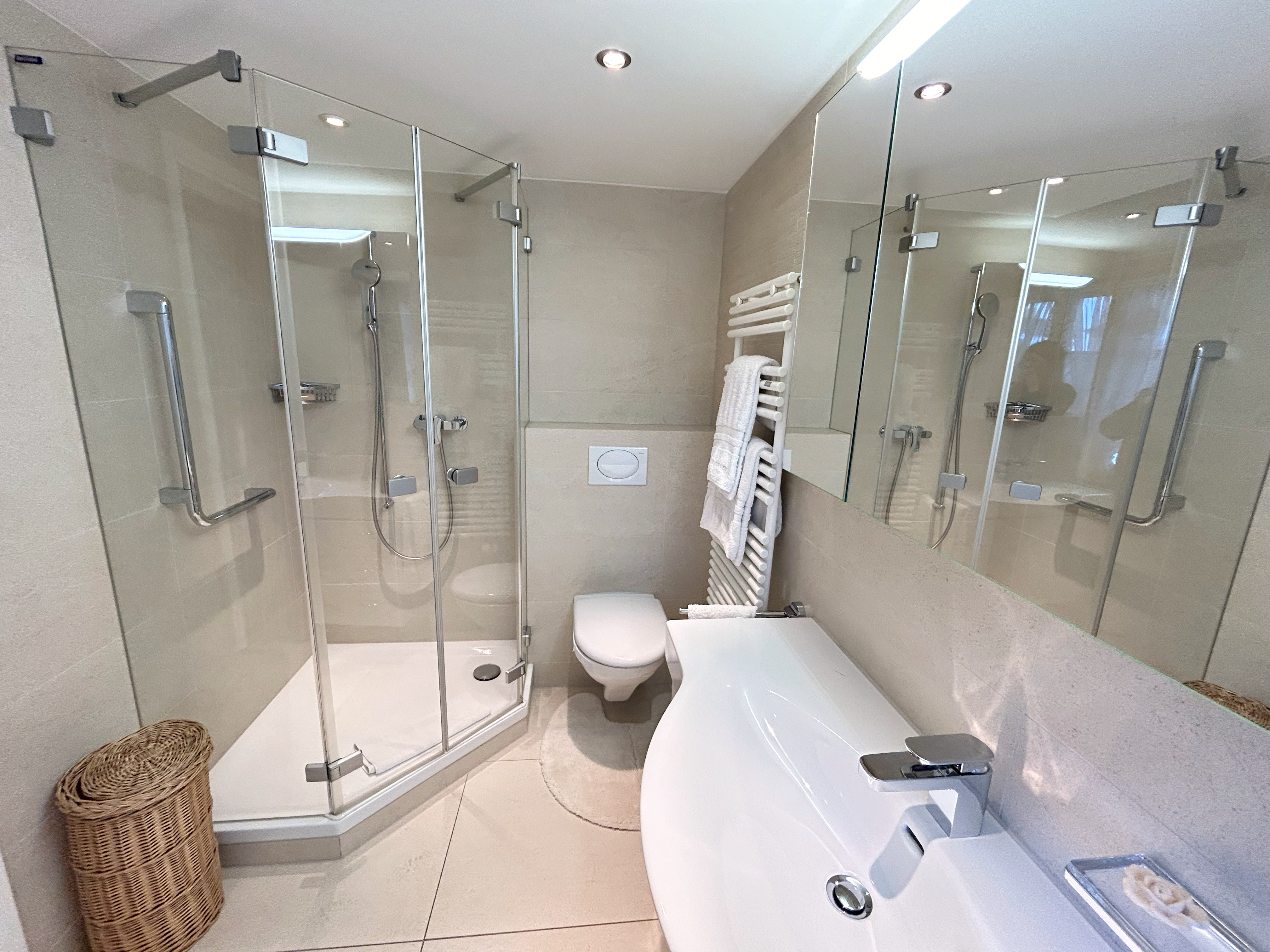 Modernes Badezimmer mit Glasdusche und freistehender Wanne