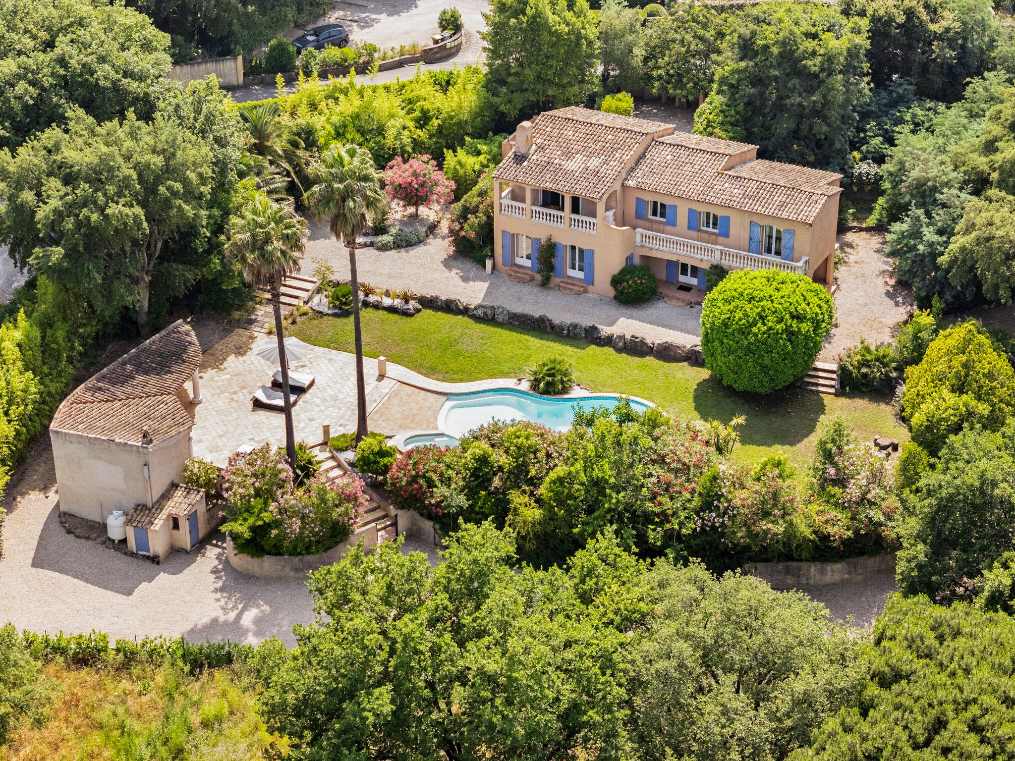 Luftaufnahme einer mediterranen Villa mit Pool