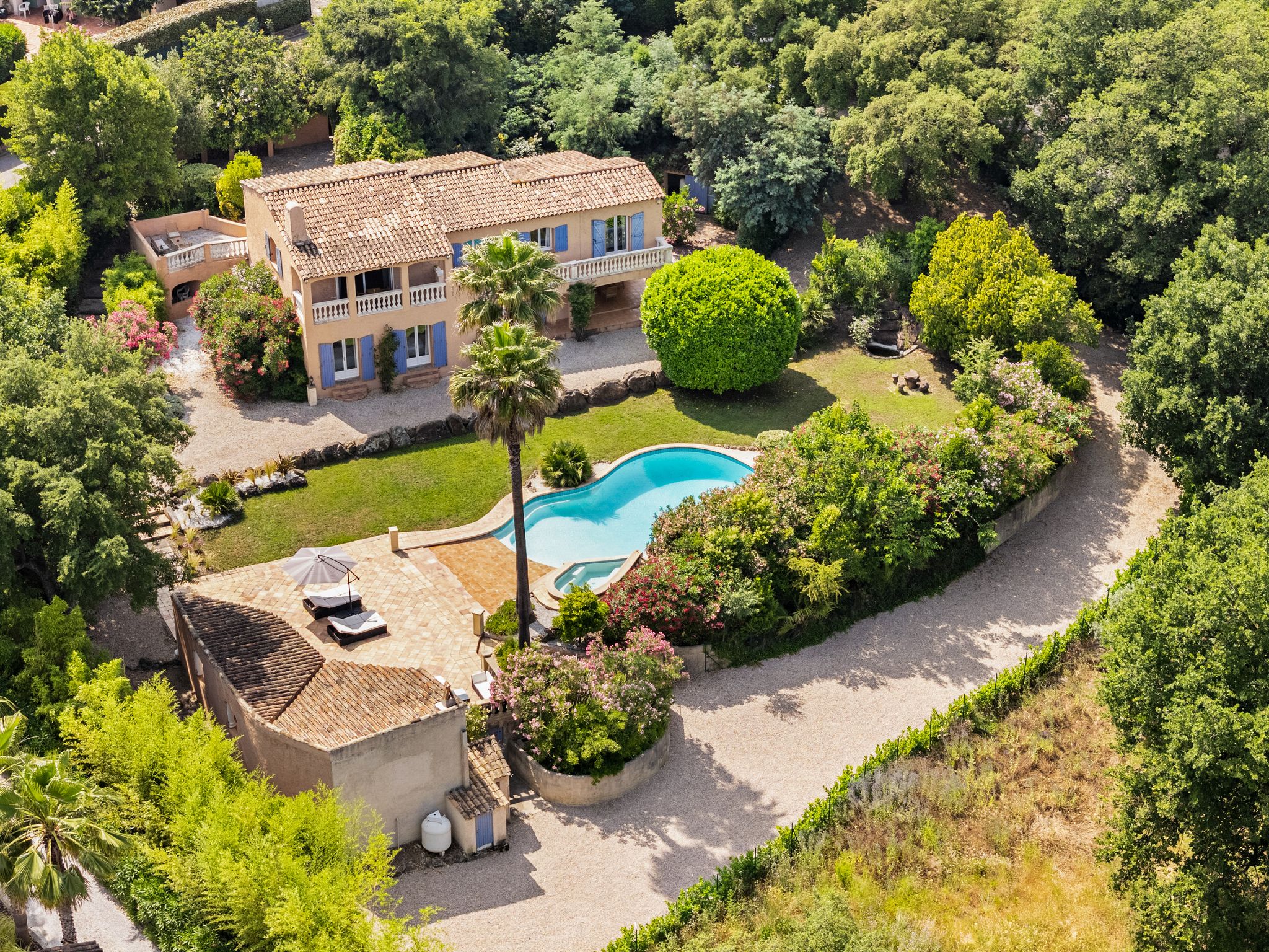 Mediterranes Anwesen mit Pool und Garten