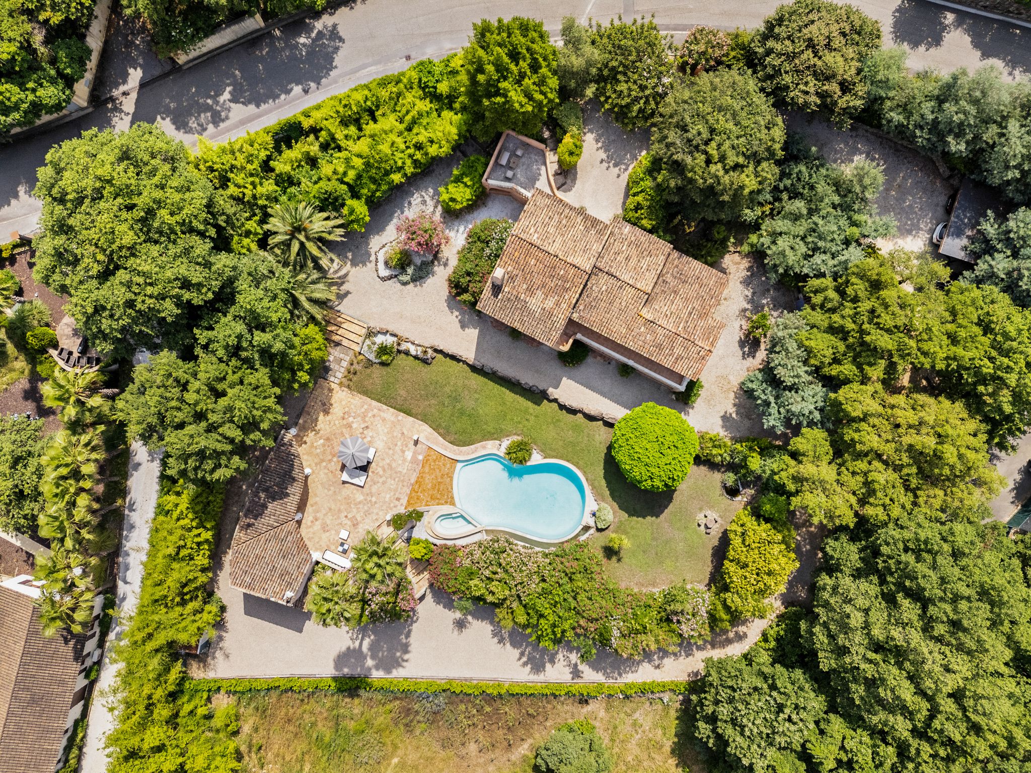 Luftaufnahme eines mediterranen Anwesens mit Pool und Garten