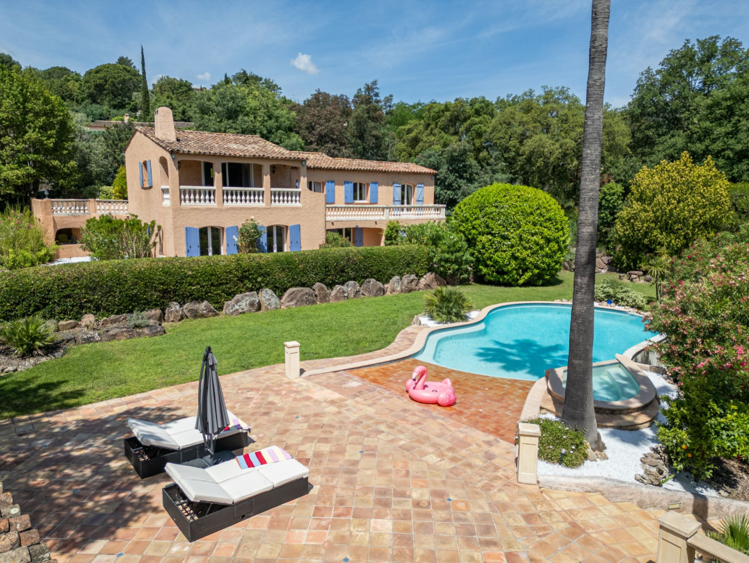 Villa mit Pool und mediterranem Garten