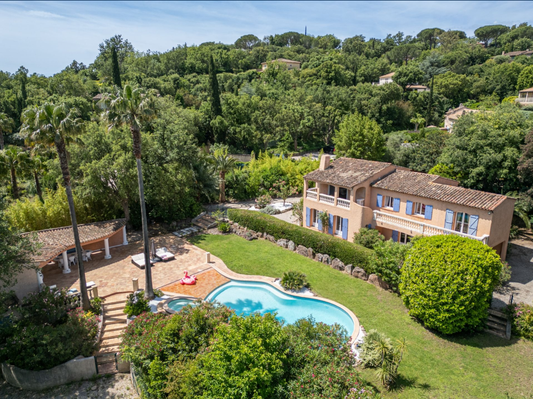 Luftaufnahme einer mediterranen Villa mit Pool