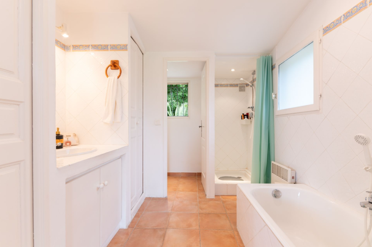 Helles Badezimmer mit Badewanne und Dusche