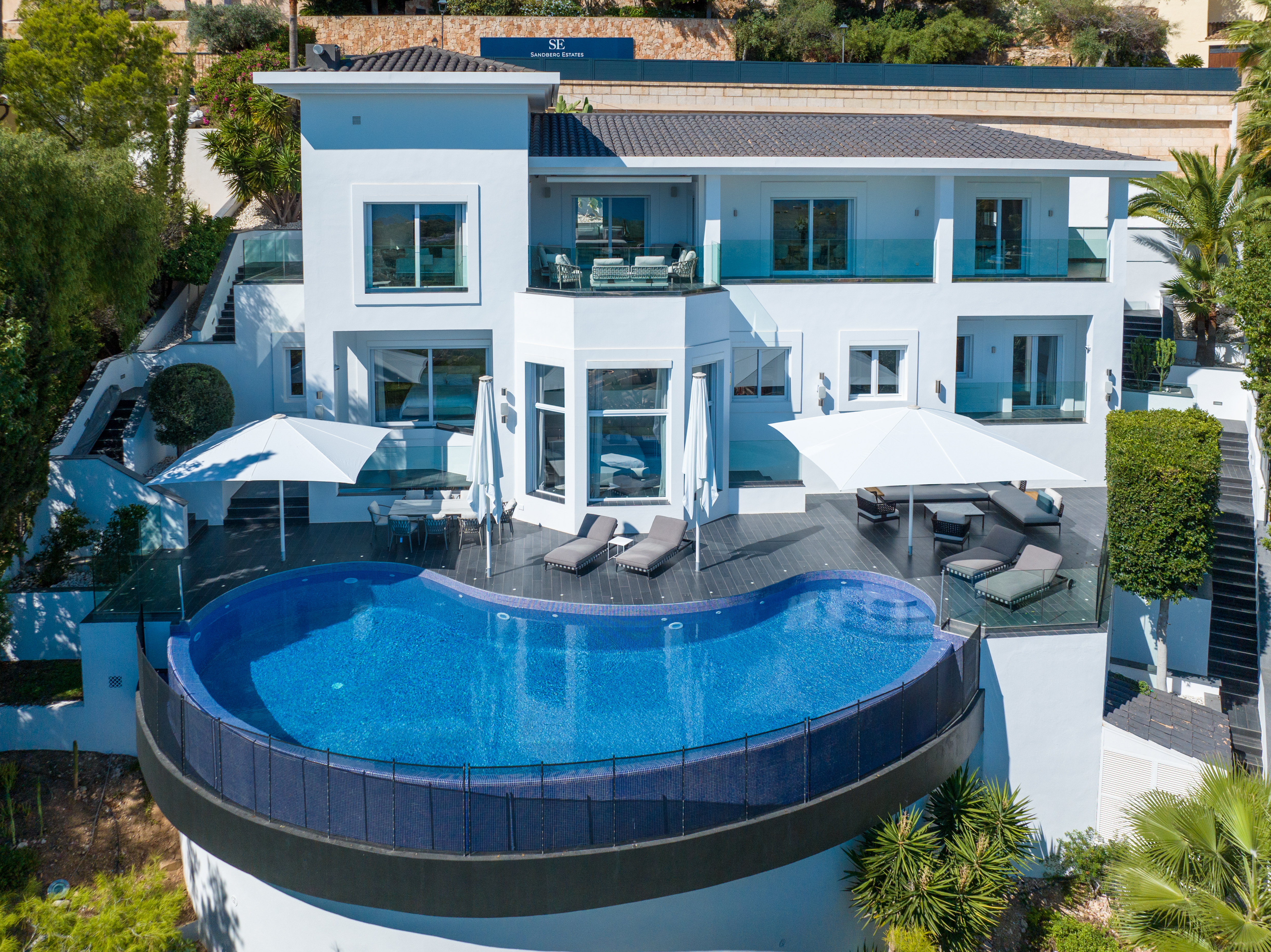 Luxuriöse moderne Villa mit Poolterrasse