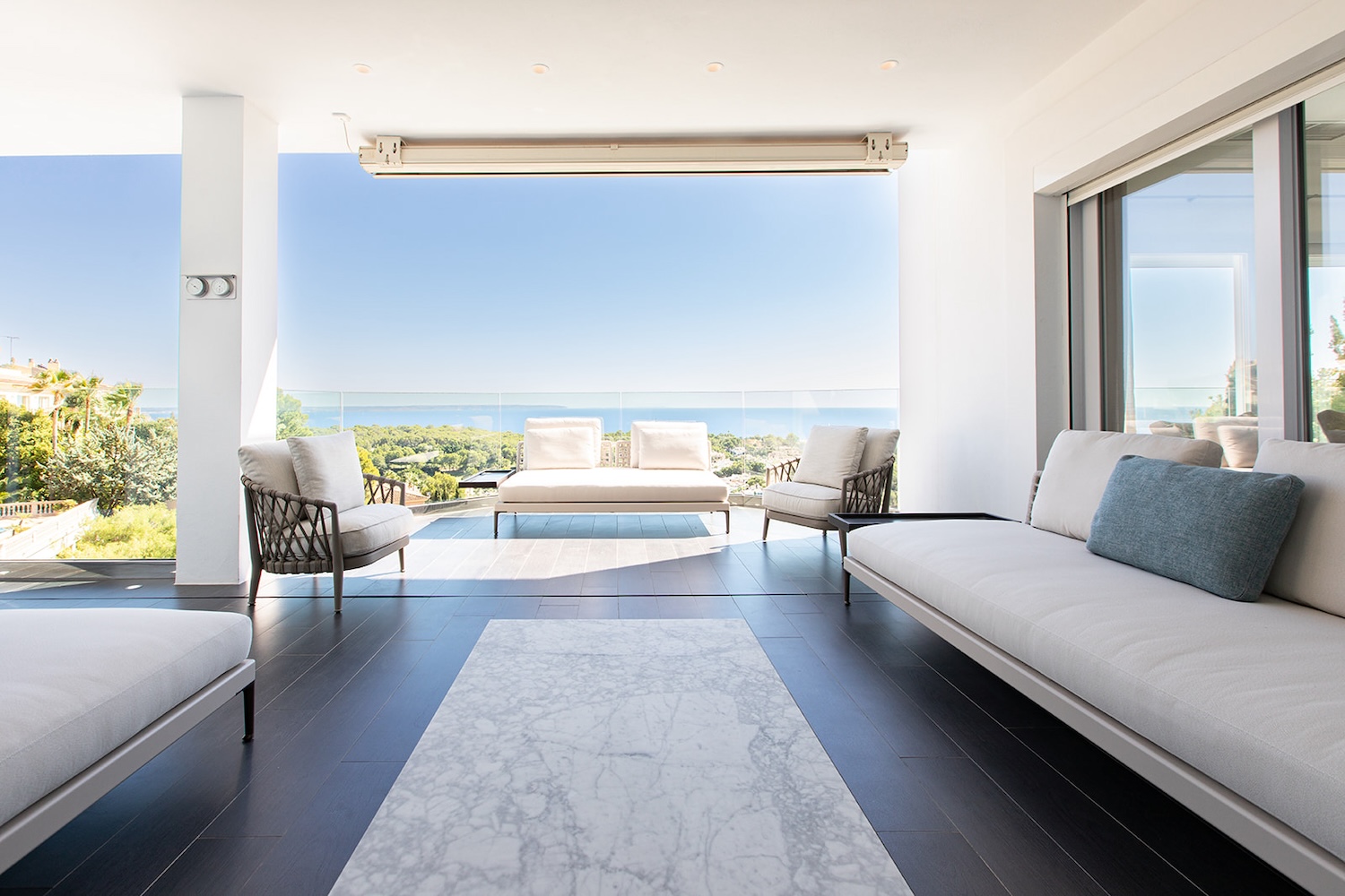 Helle moderne Terrasse mit Meerblick
