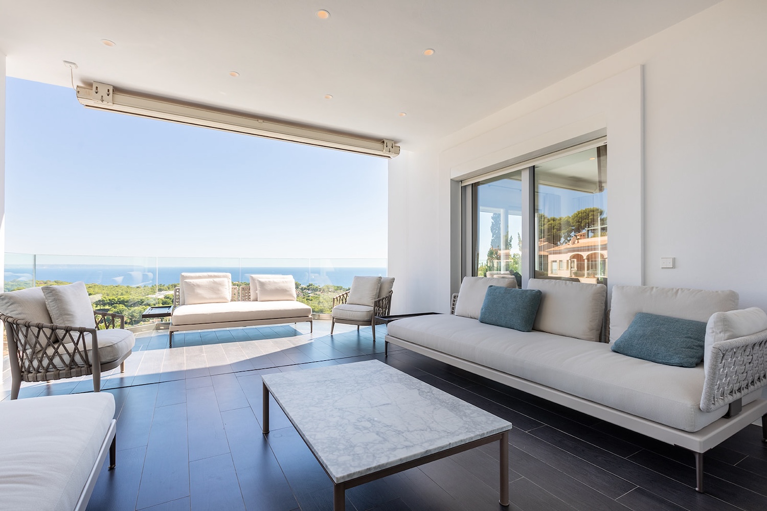 Luxuriöses Wohnzimmer mit Meerblick