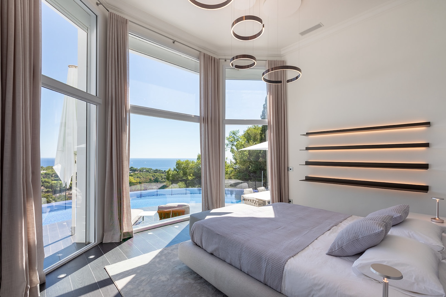Luxuriöses Schlafzimmer mit Panoramafenstern und Meerblick