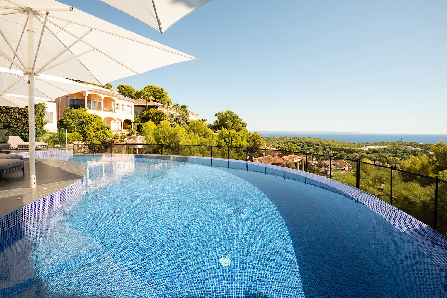 Außenbereich mit Pool und Meerblick