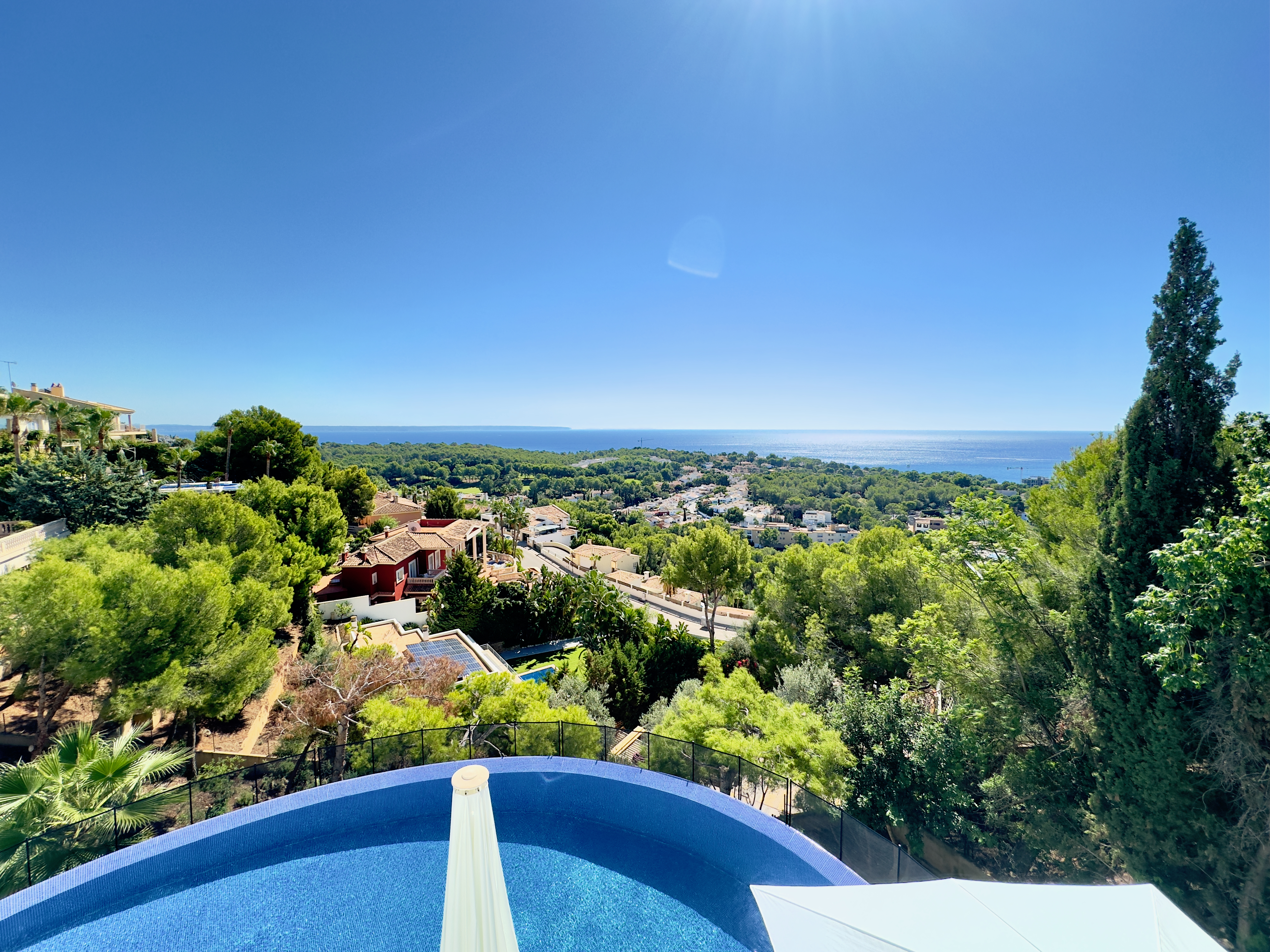Meerblick von einer Villa mit Pool