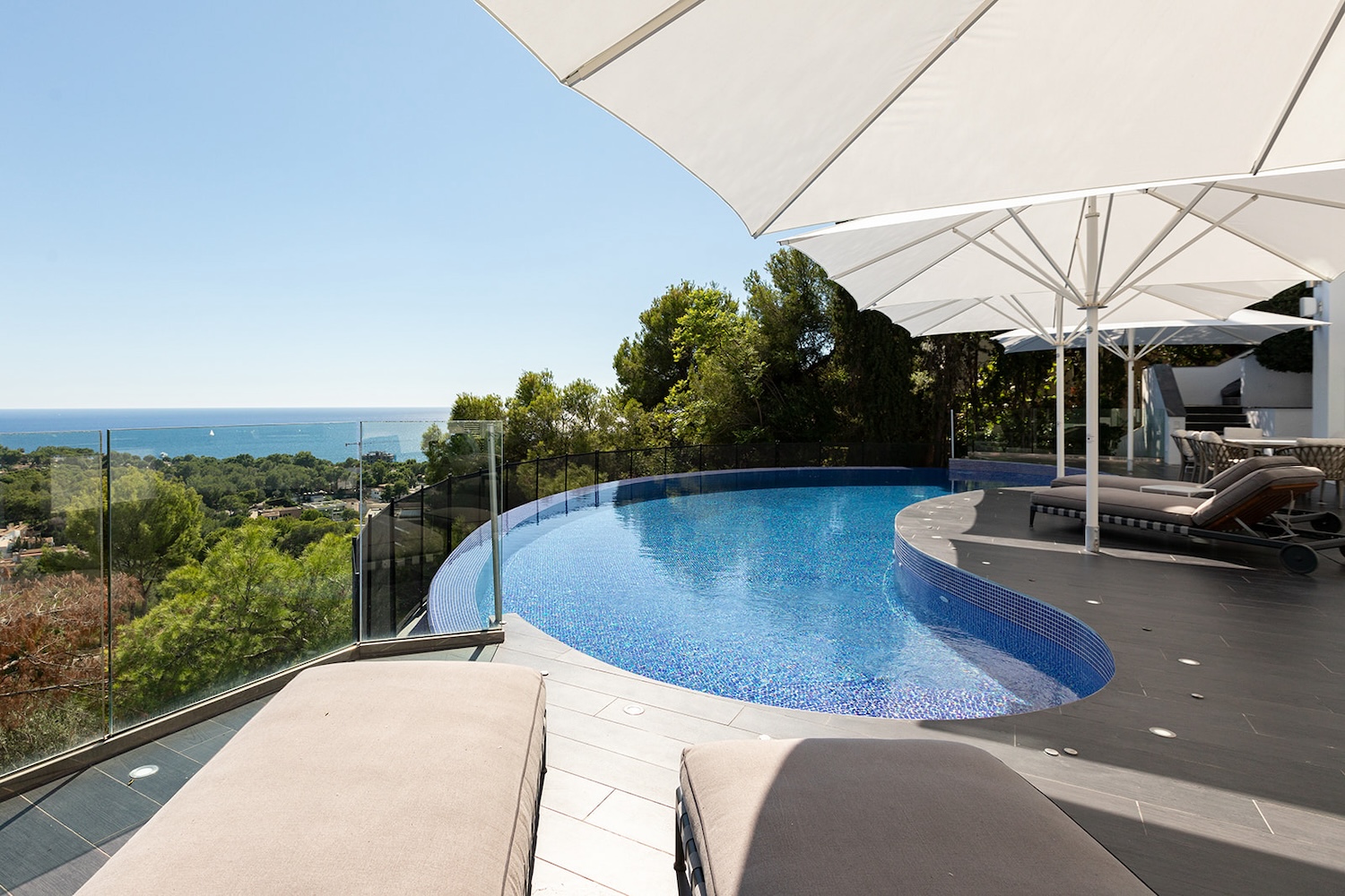 Poolterrasse mit Meerblick