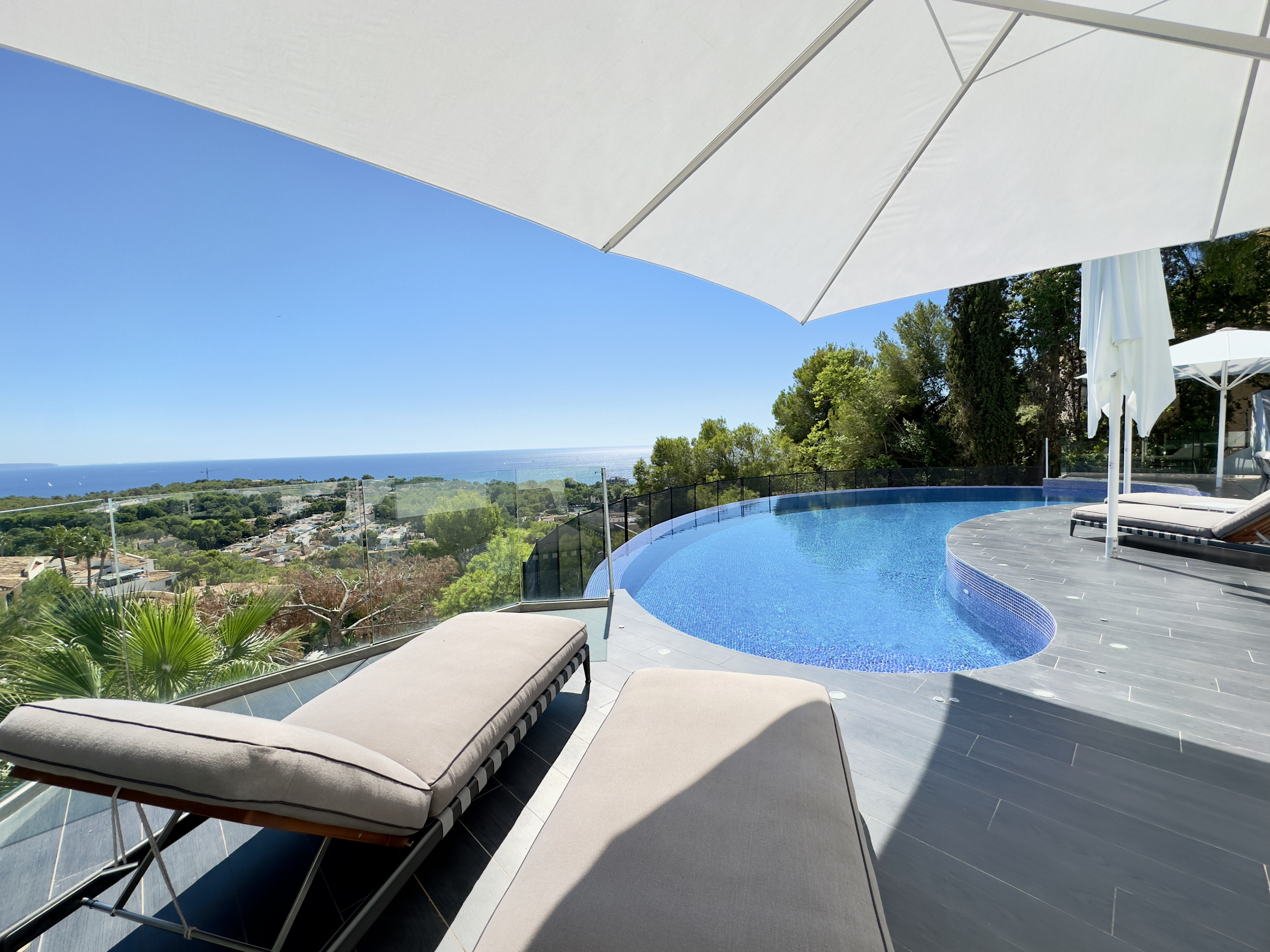Poolterrasse mit Meerblick