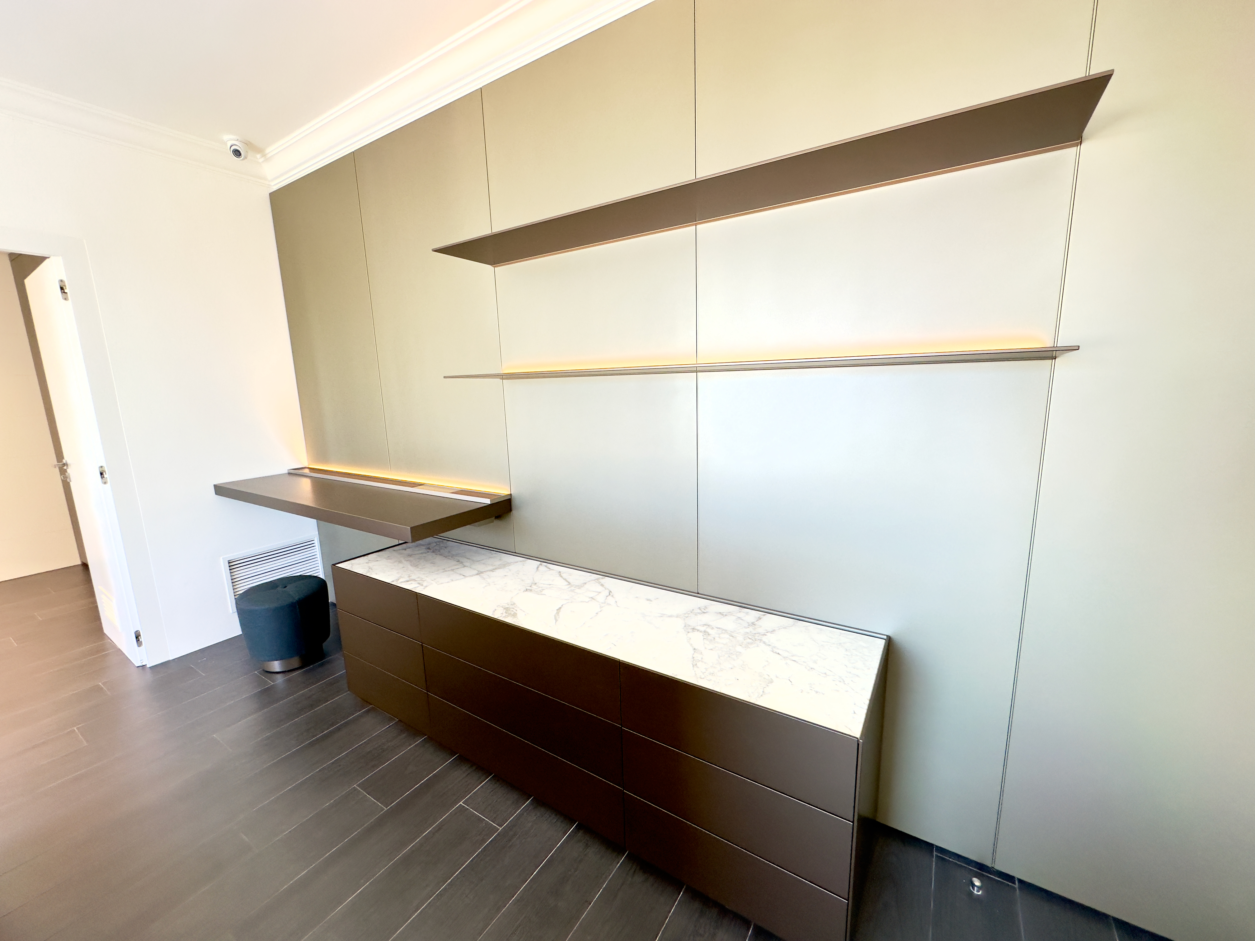 Elegante Ankleide mit Einbauschrank