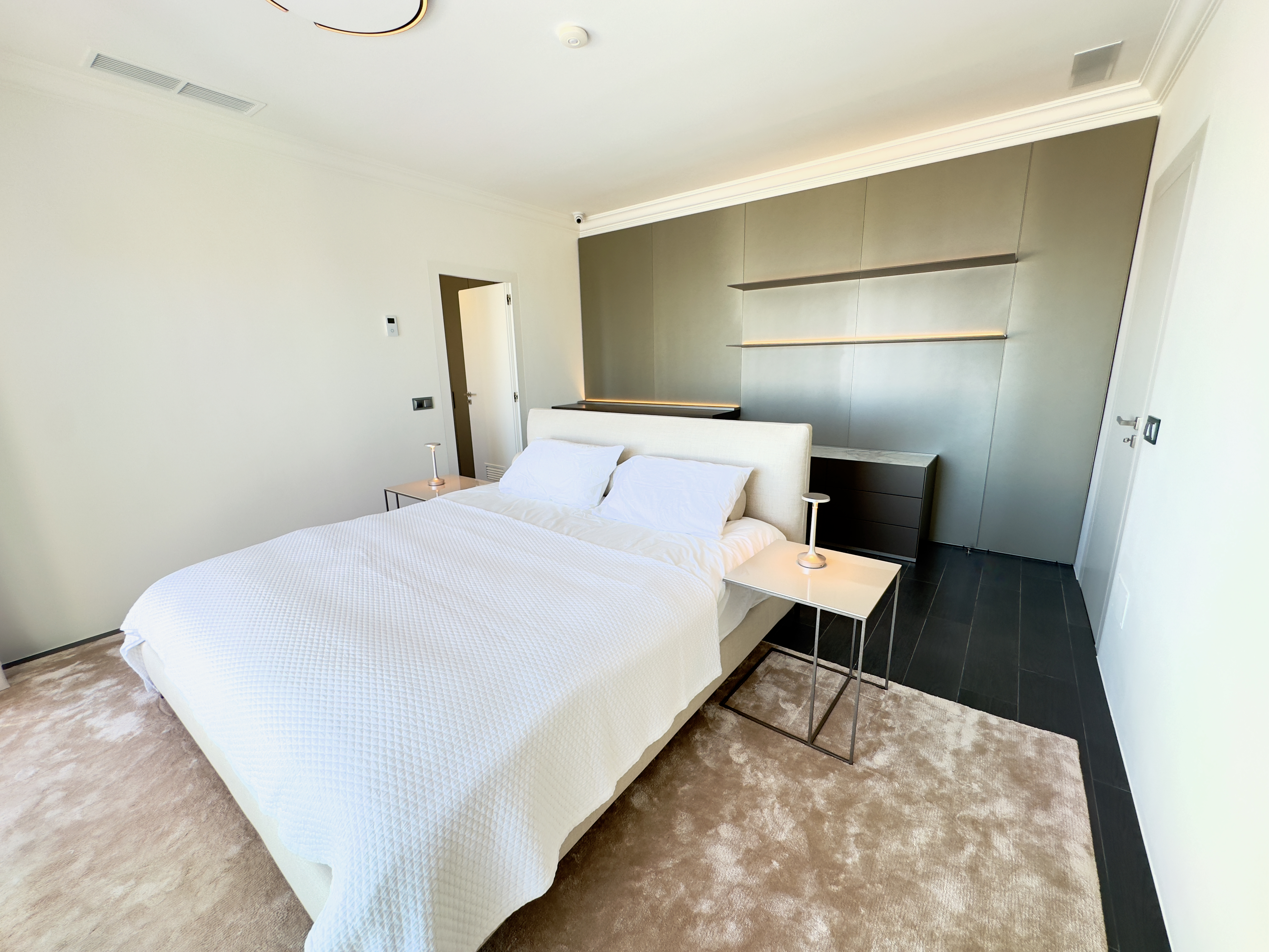 Modernes Schlafzimmer mit stilvoller, reduzierter Einrichtung