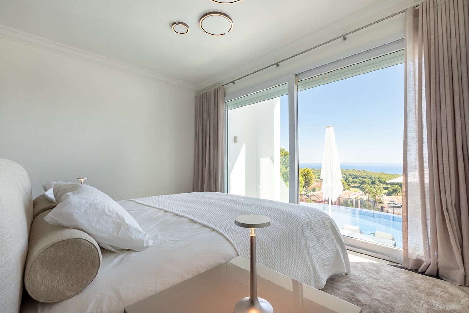 Helles Schlafzimmer mit Meerblick
