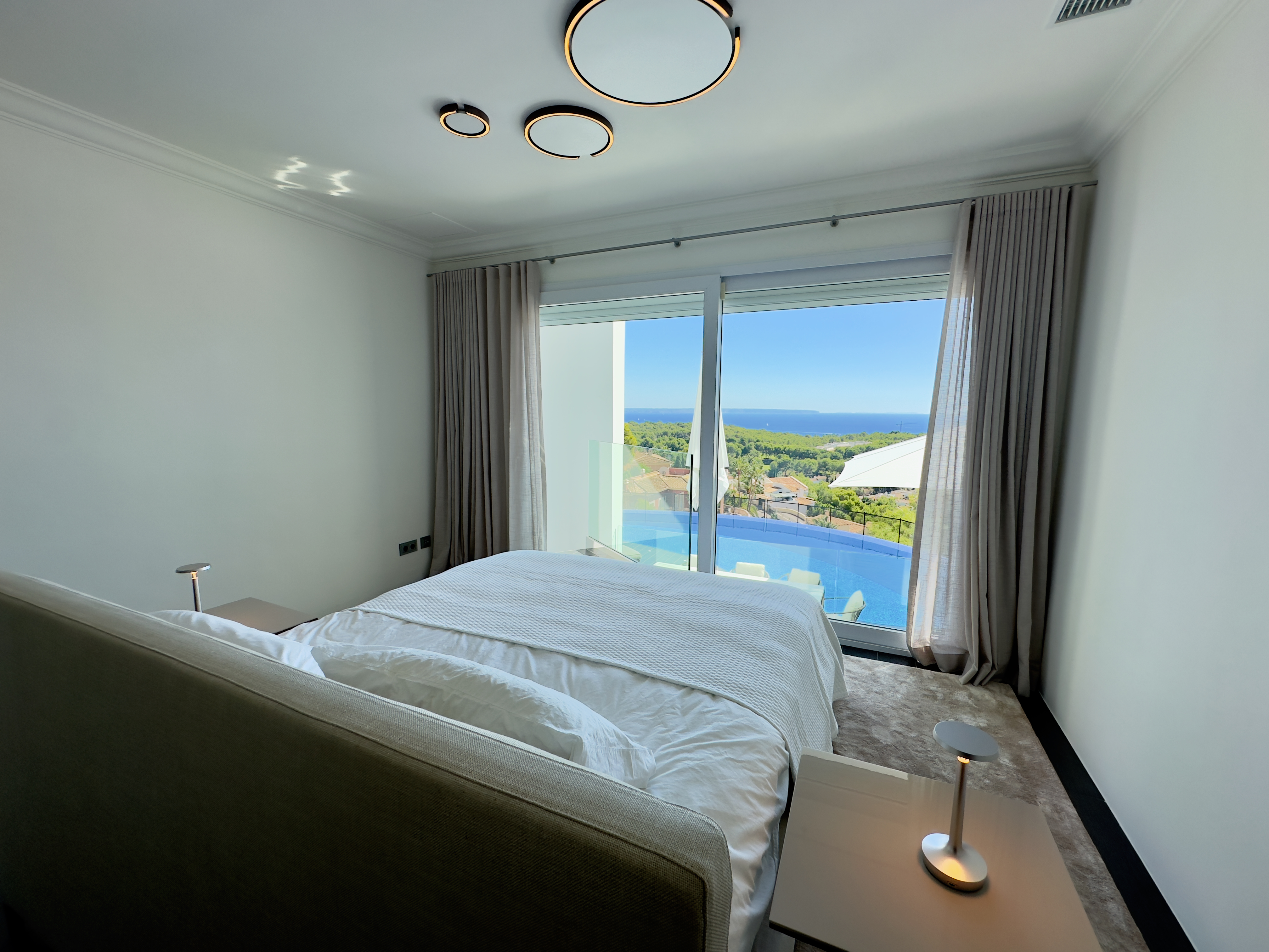 Modernes Schlafzimmer mit Meerblick