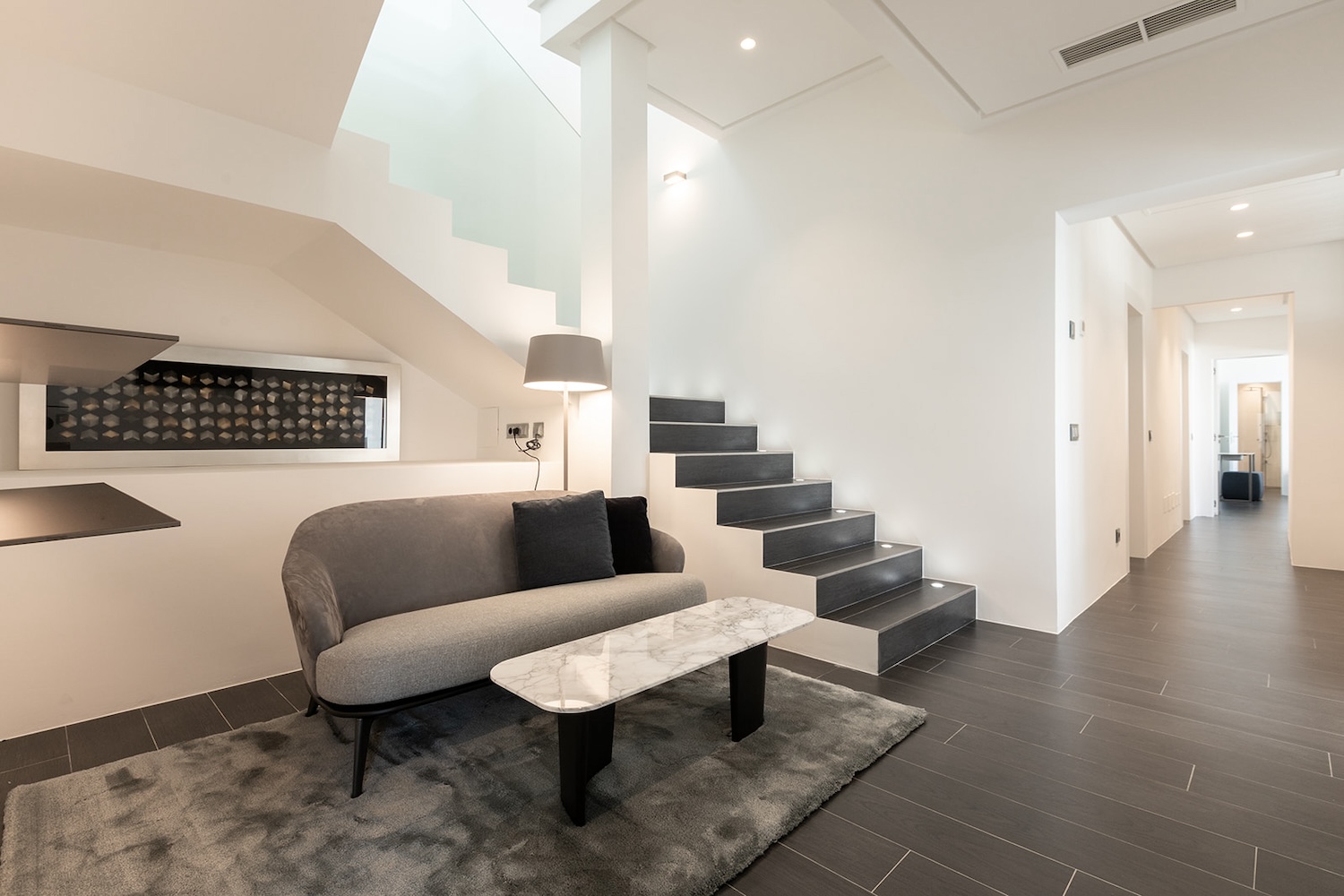 Modernes Wohnambiente mit Treppe und Galerie
