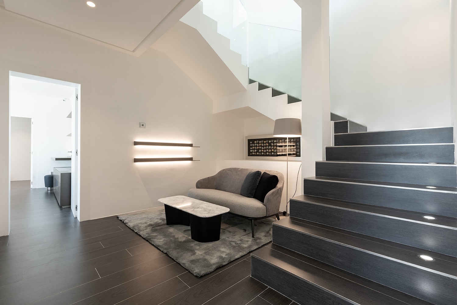 Moderner Eingangs- und Wohnbereich mit Treppe