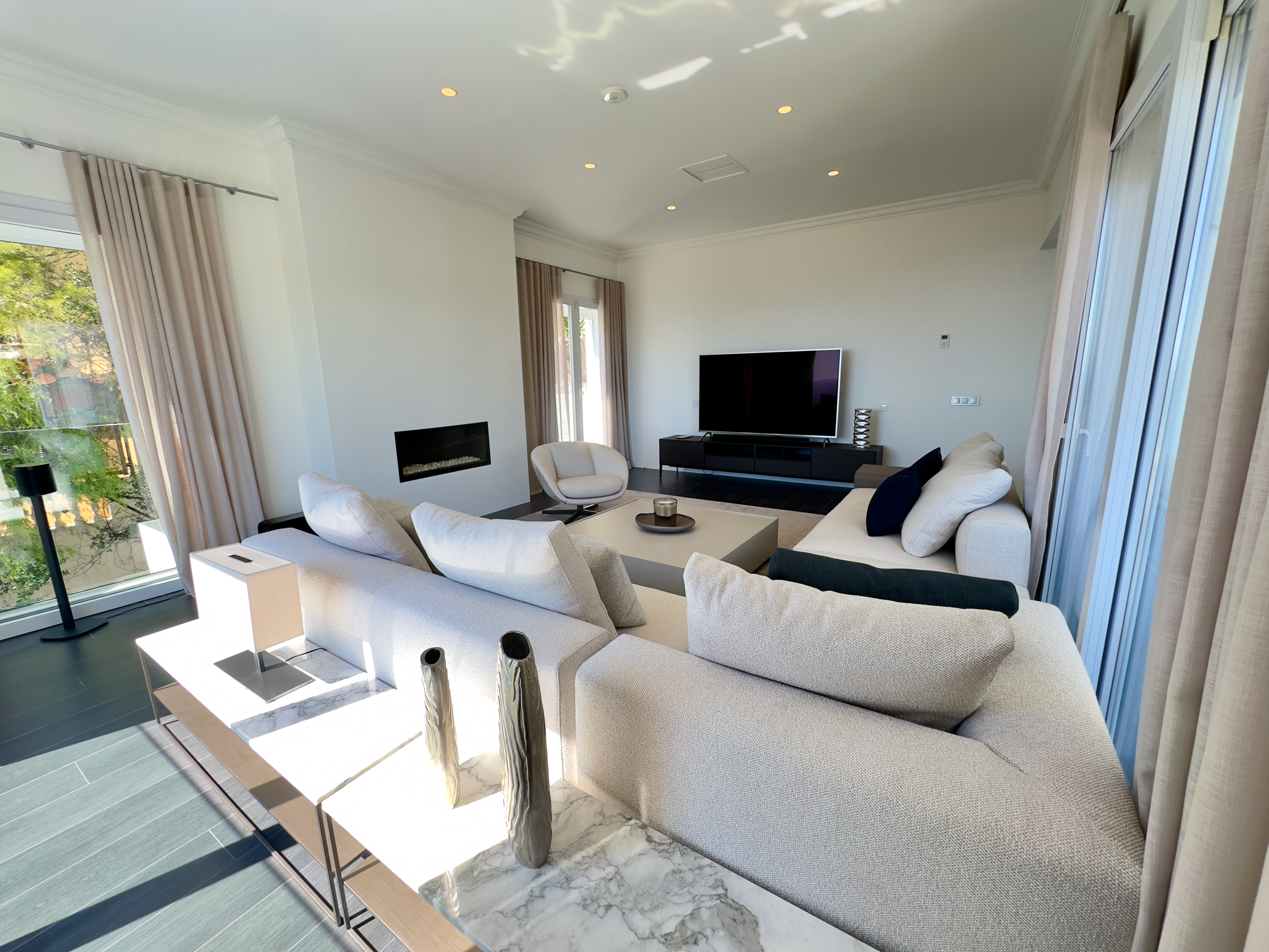 Heller moderner Wohnraum mit Panoramafenstern