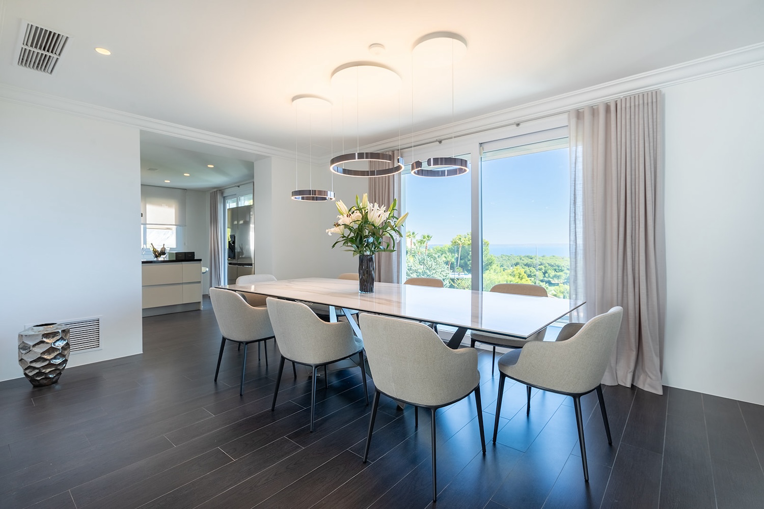 Heller Essbereich mit großem Fenster und Meerblick