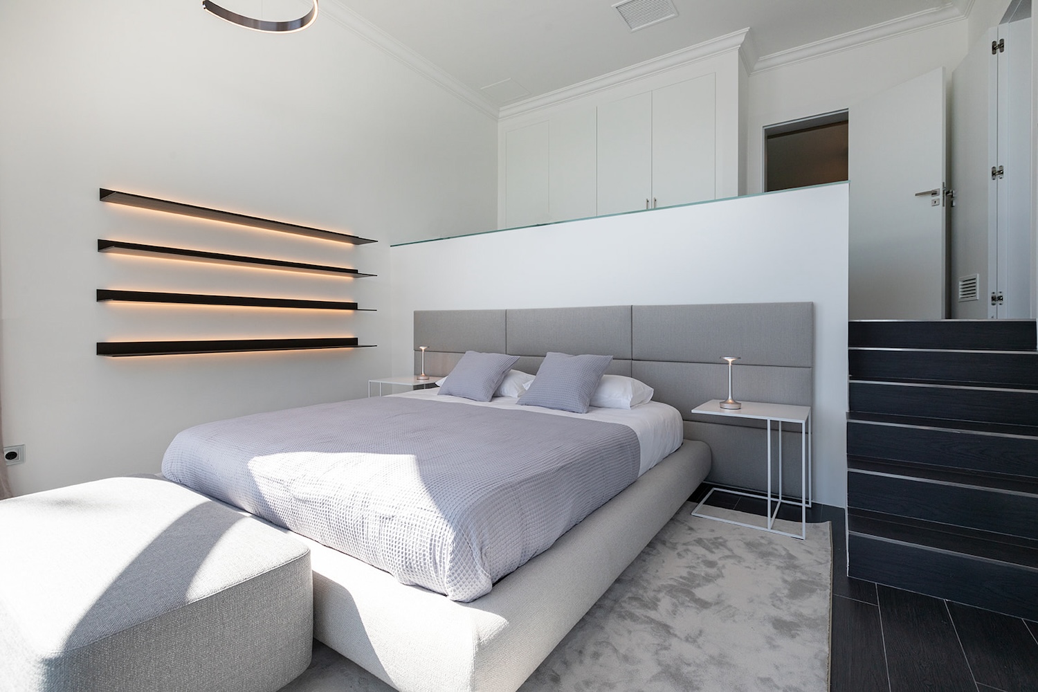 Modernes Schlafzimmer mit minimalistischer Einrichtung