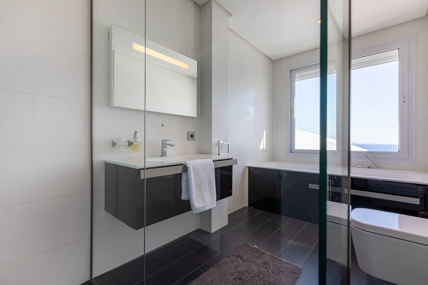 Modernes Badezimmer mit Blick aufs Meer