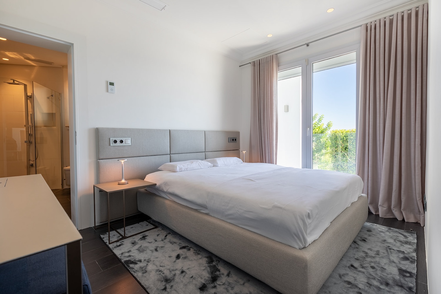 Helles Schlafzimmer mit angeschlossenem Bad
