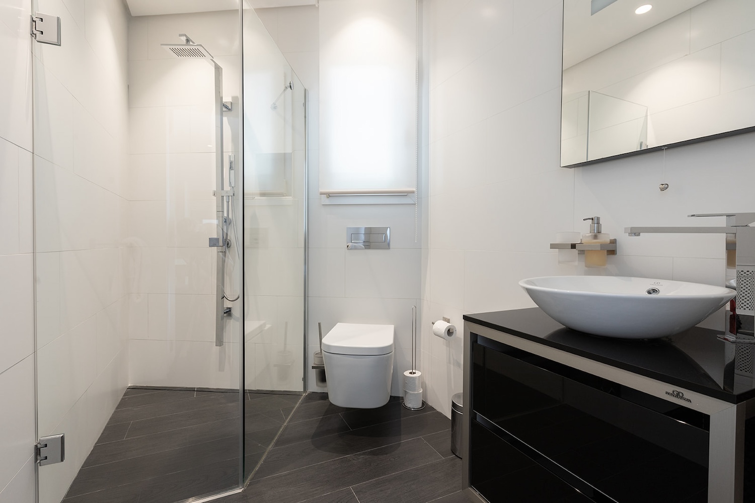 Modernes Badezimmer mit Dusche und Waschtisch