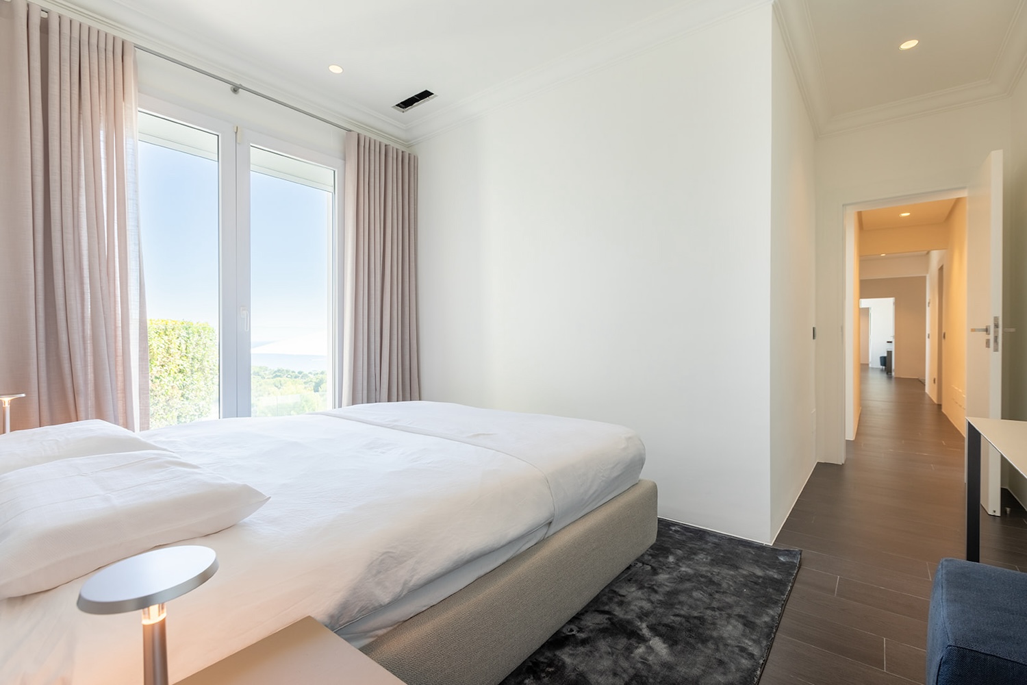 Helles Schlafzimmer mit Blick in den Flur