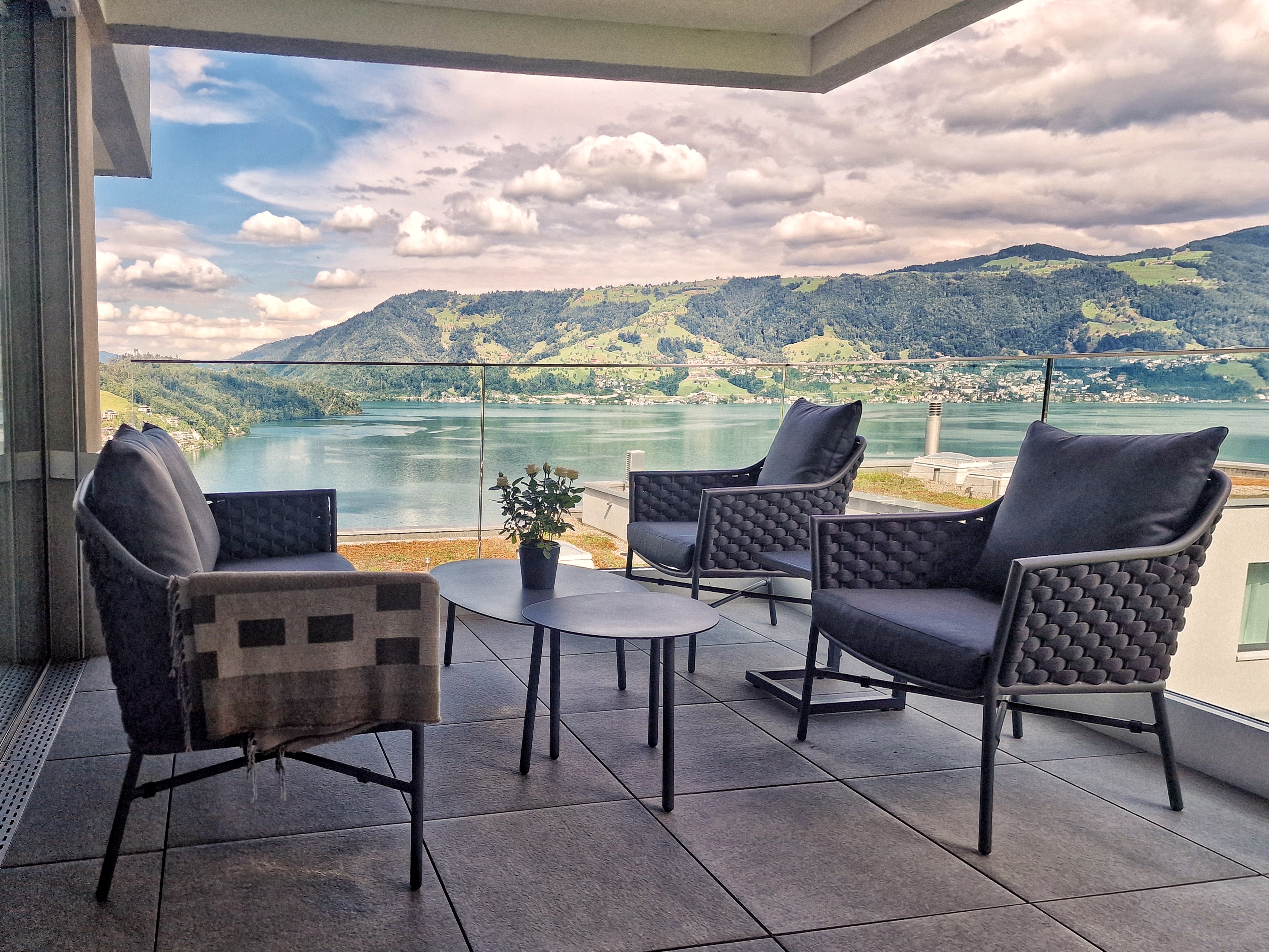 Seeblick-Terrasse mit Lounge-Möbeln