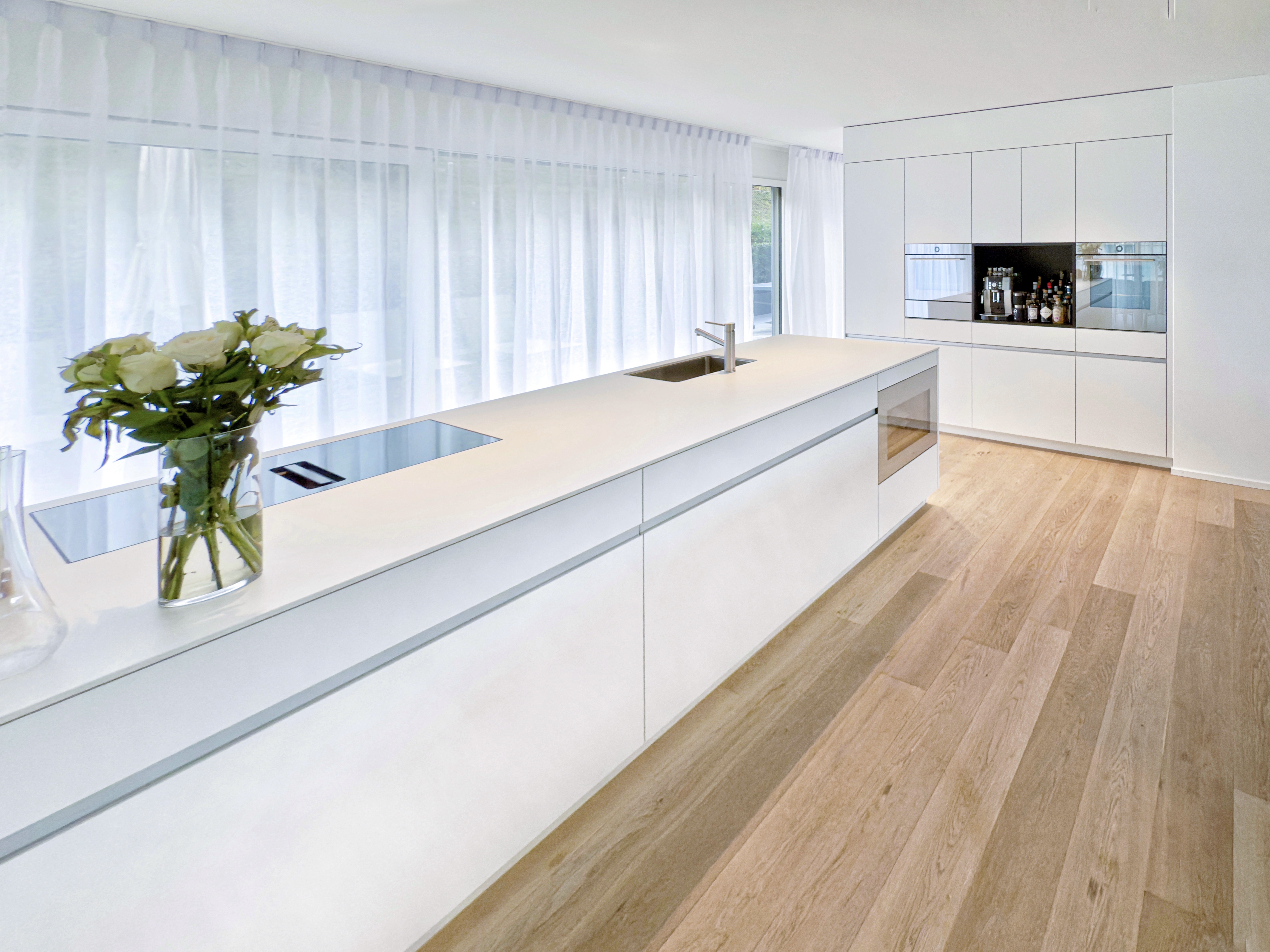 Moderne weiße Designküche mit Kochinsel