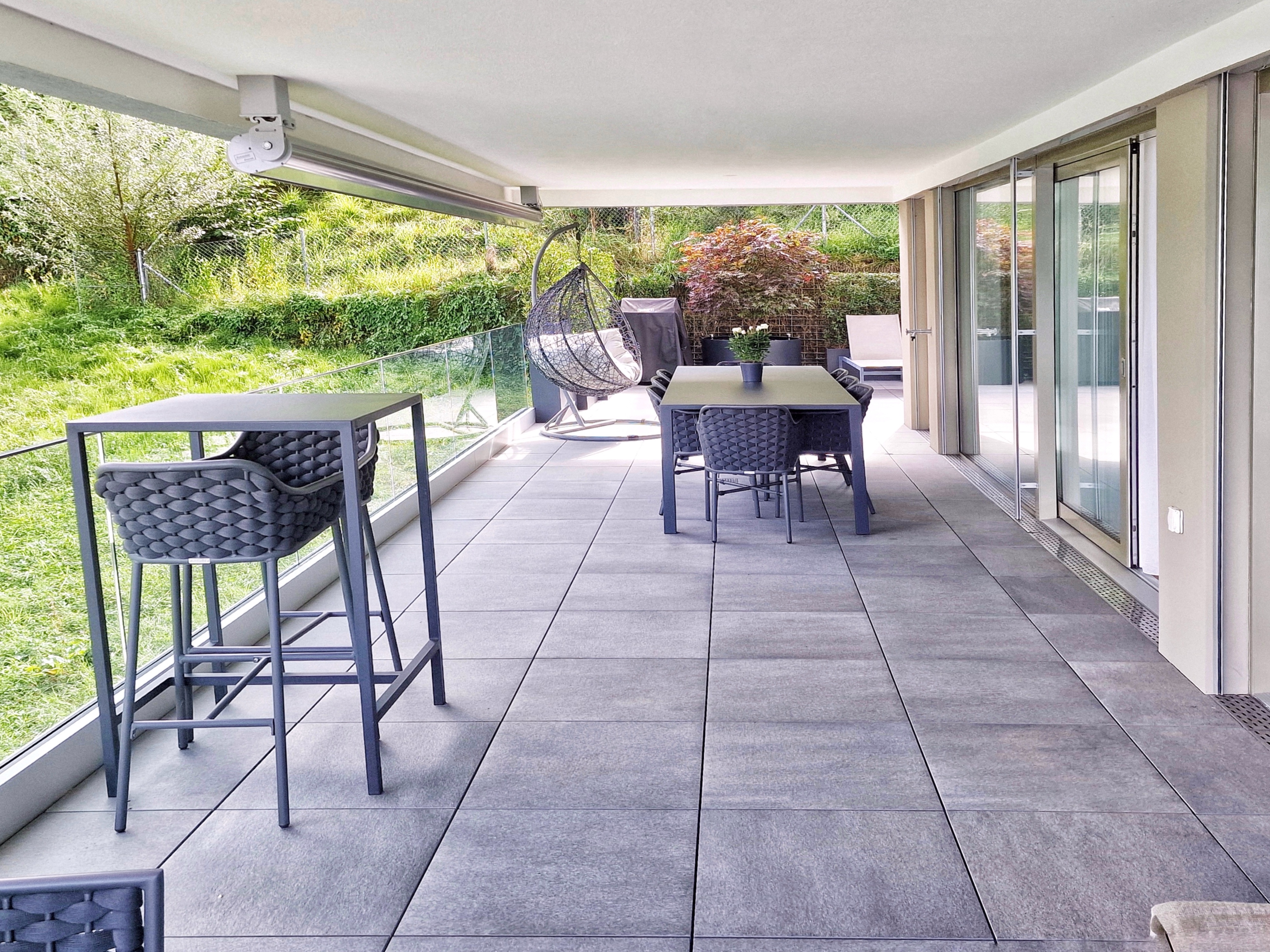Überdachte Terrasse mit Lounge- und Essbereich