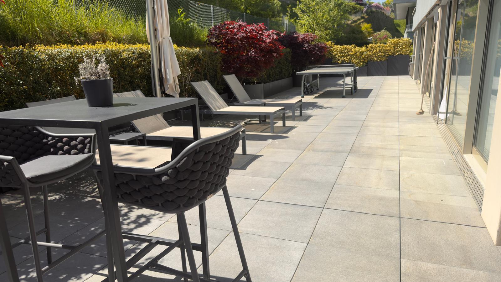 Große sonnige Terrasse mit Lounge- und Essbereich