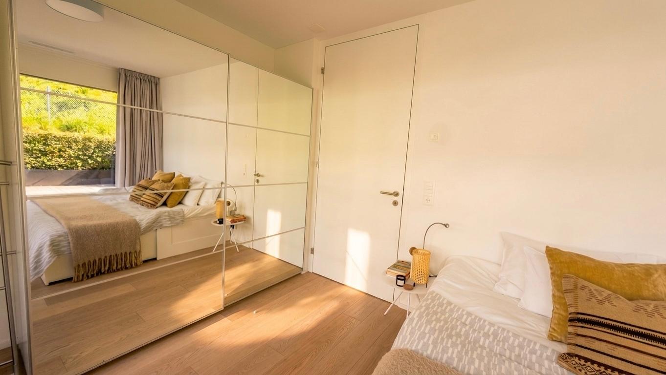 Helles Schlafzimmer mit Einbauschrank und Gartenblick