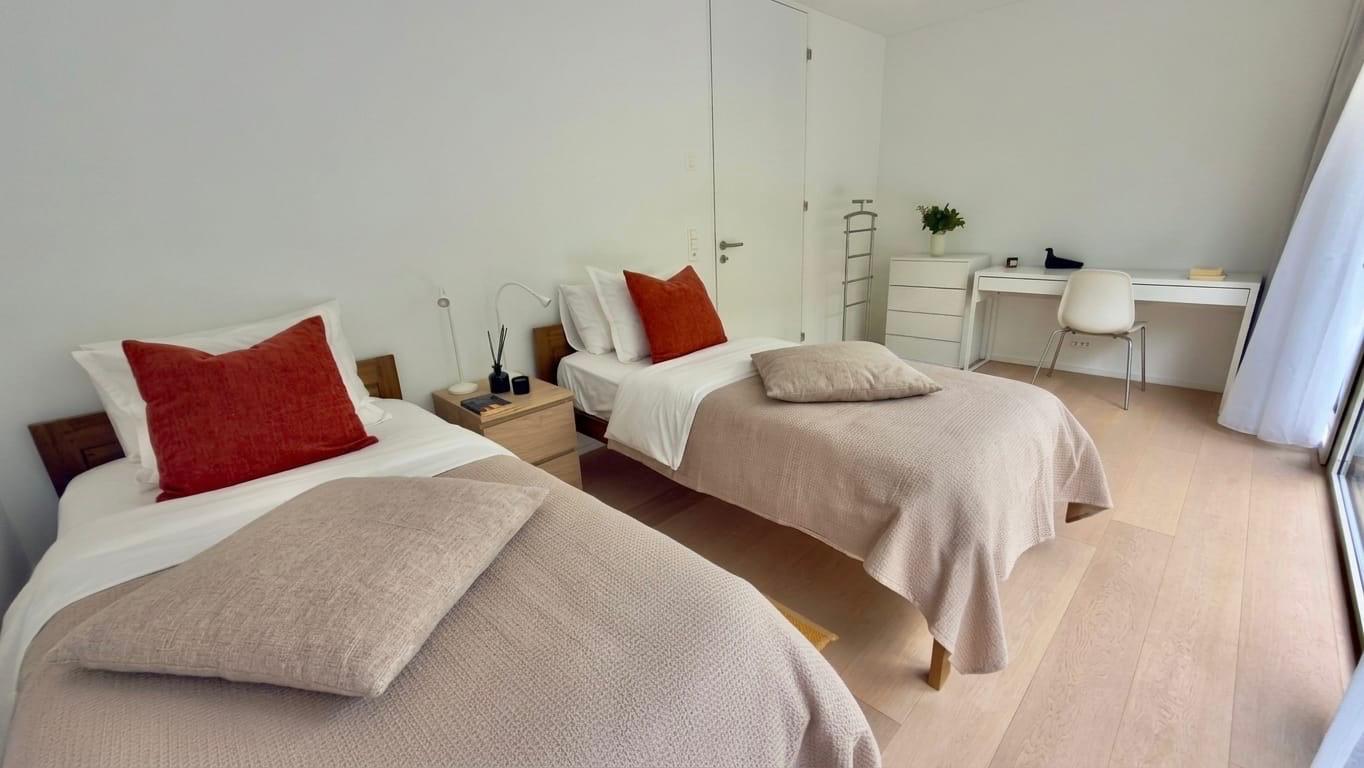 Helles Schlafzimmer mit zwei Einzelbetten