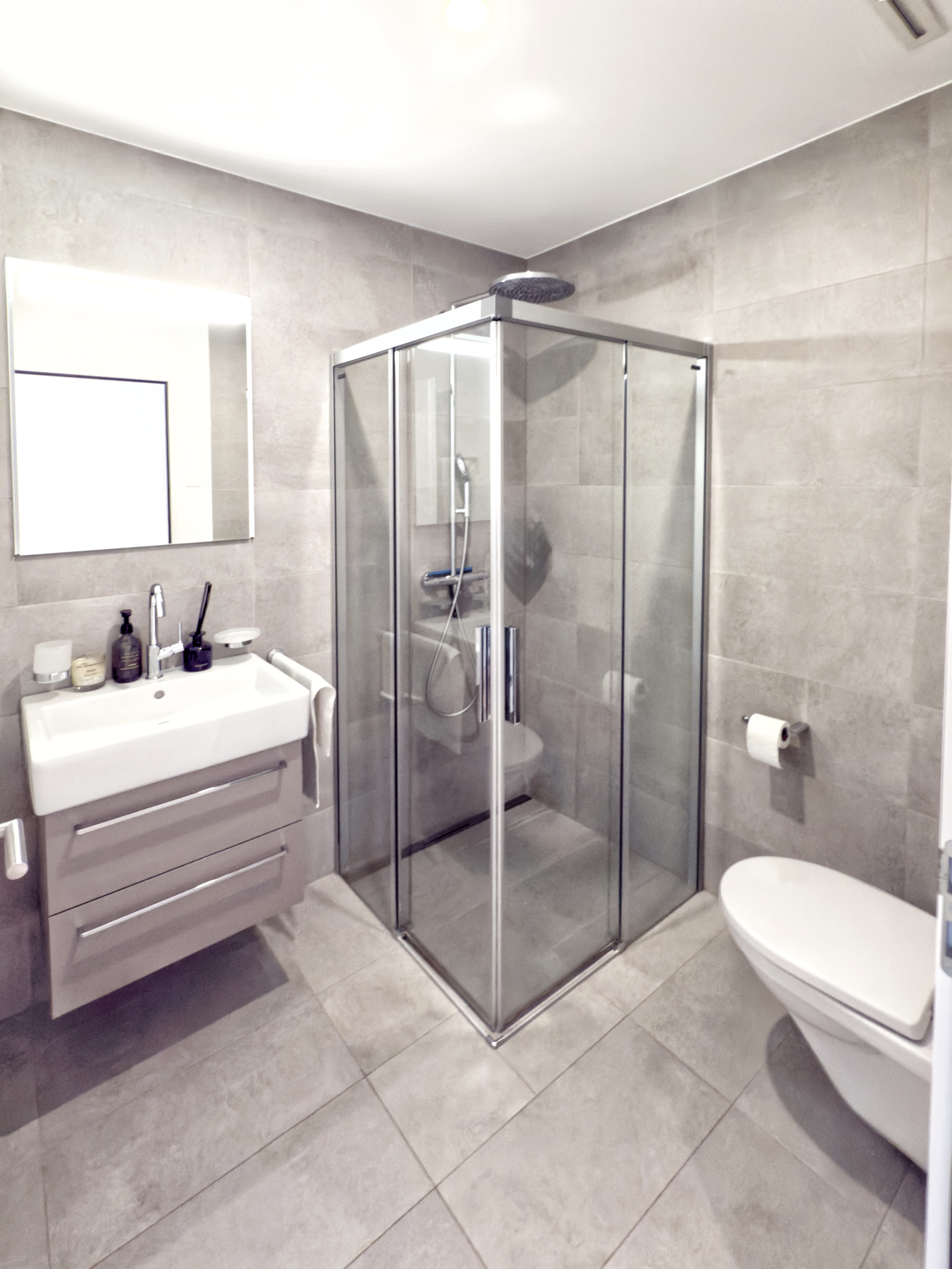 Modernes Badezimmer mit Glasdusche