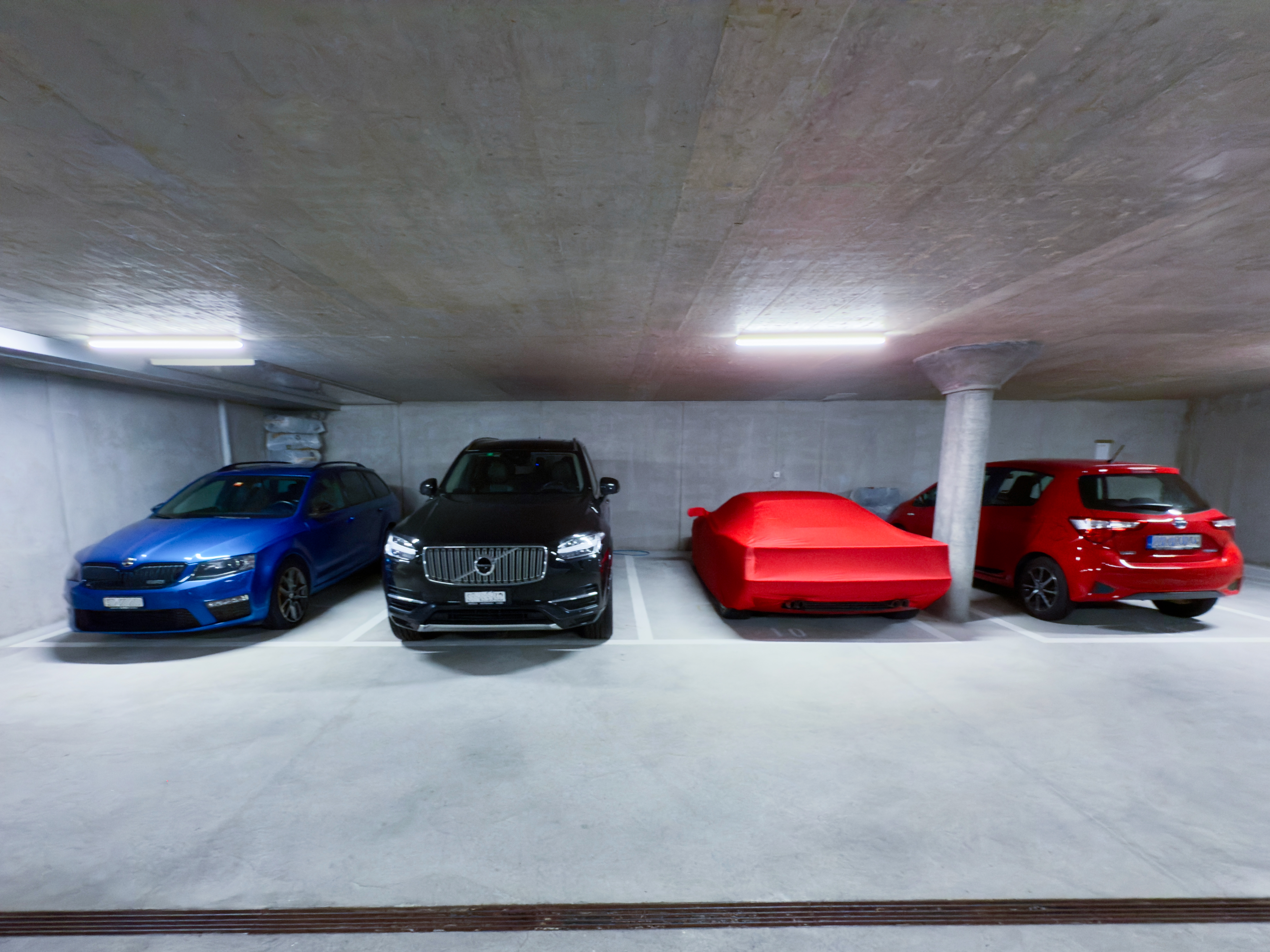 Tiefgarage mit mehreren Fahrzeugen