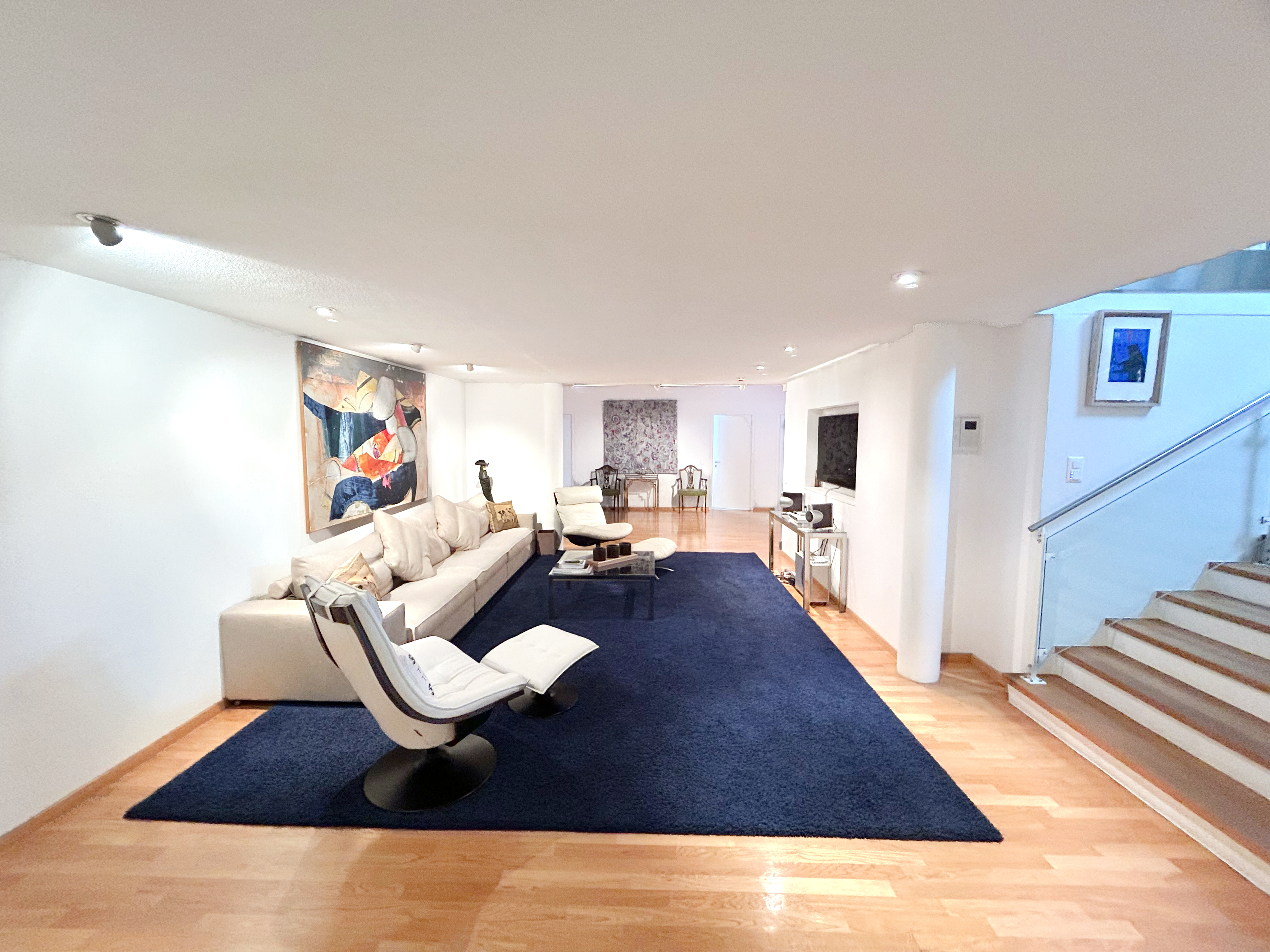 Moderner Wohnbereich mit Treppe