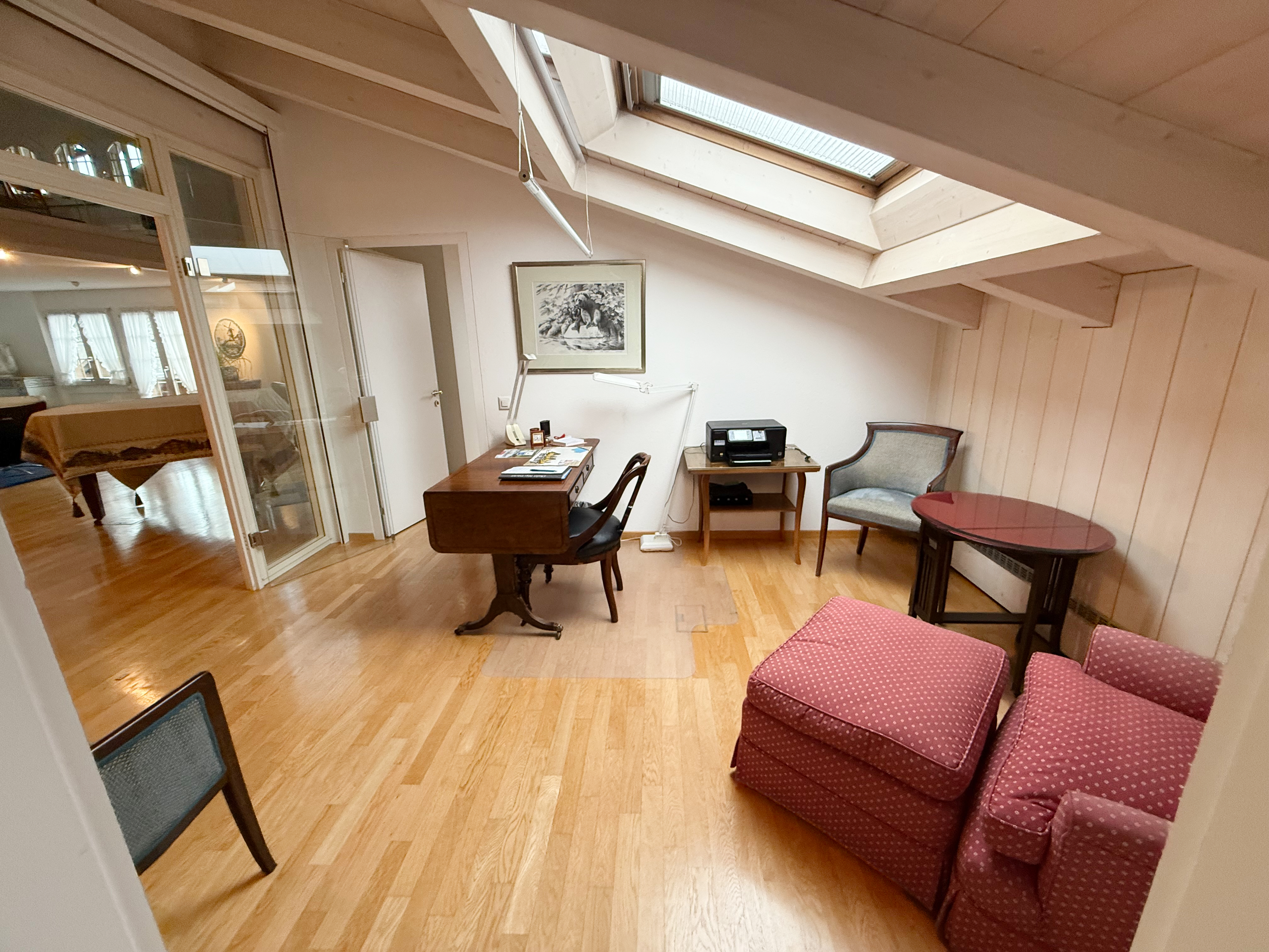 Dachgeschoss-Arbeitszimmer mit Sitzbereich