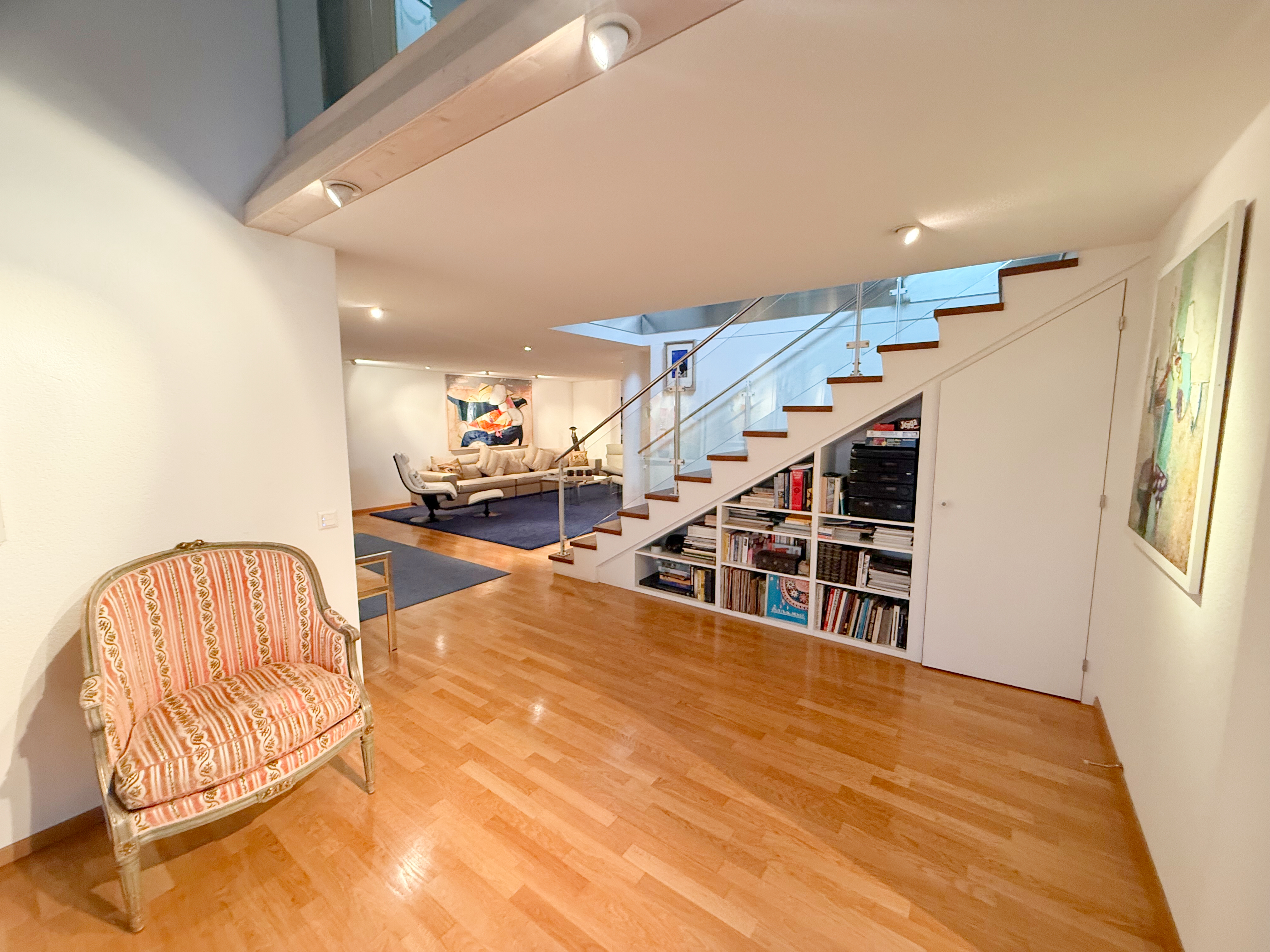 Heller Wohnbereich mit Galerie und Treppe