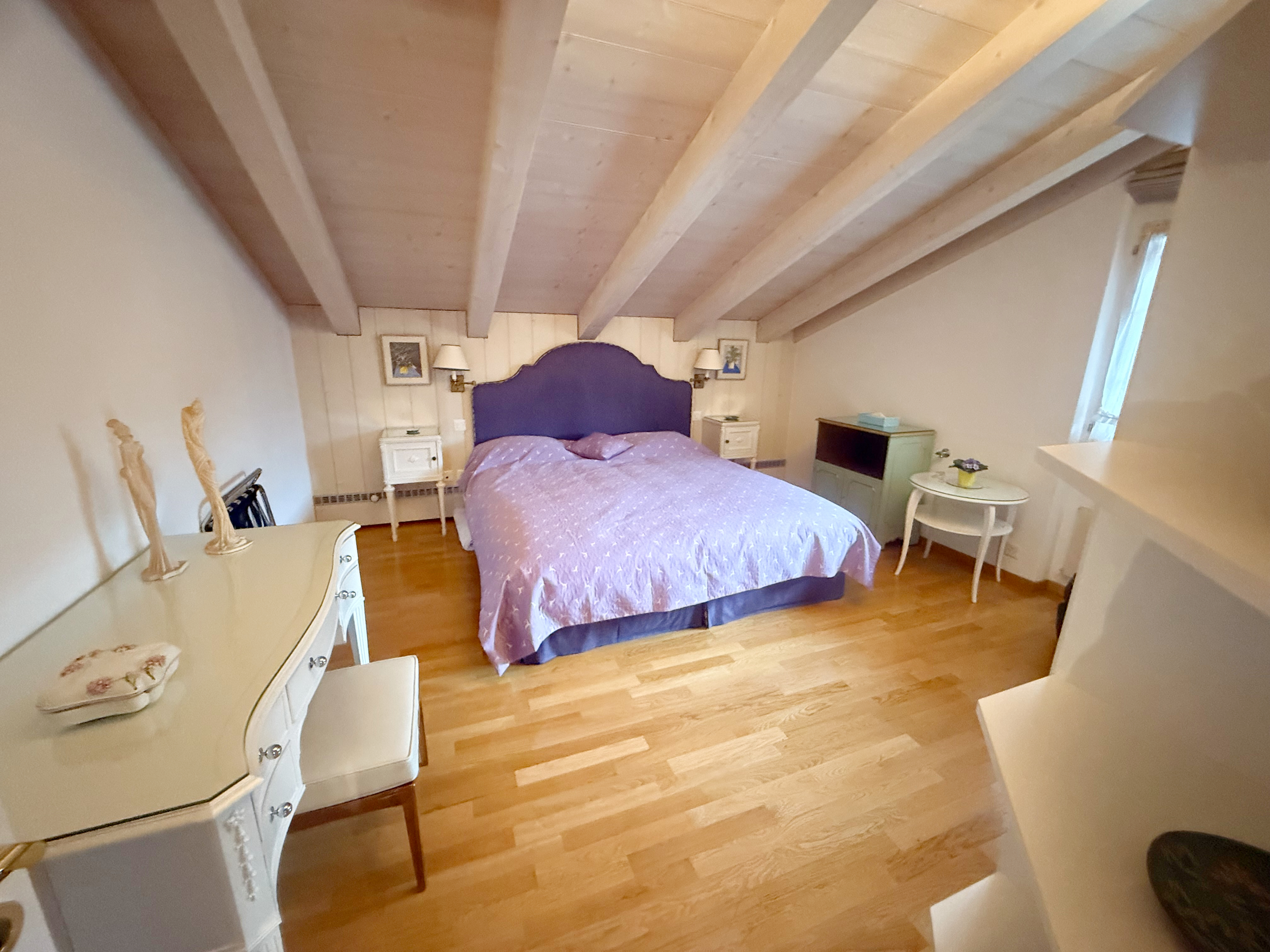 Gemütliches Schlafzimmer unter dem Dach