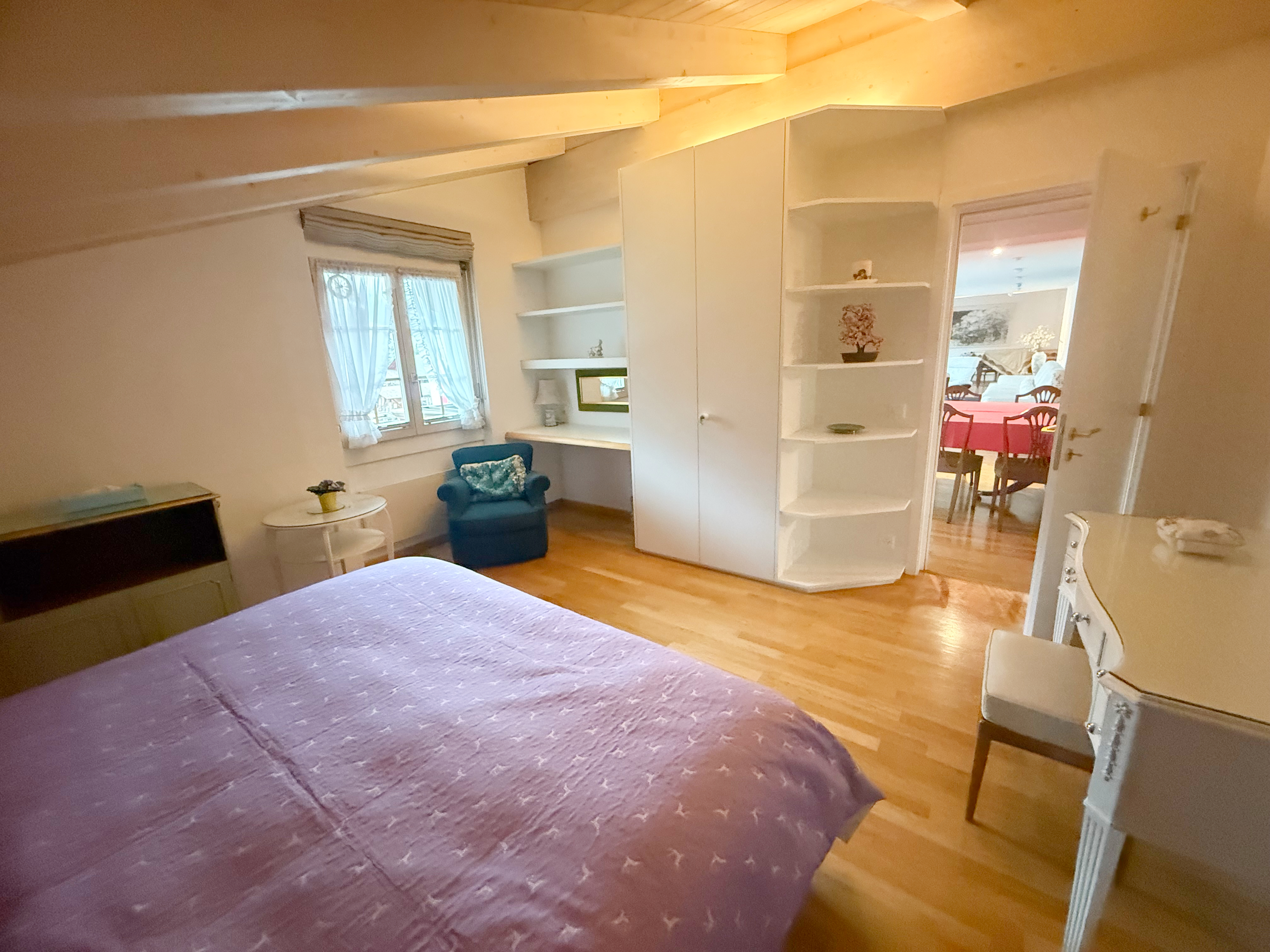 Gemütliches Schlafzimmer mit Blick in einen angrenzenden Essbereich
