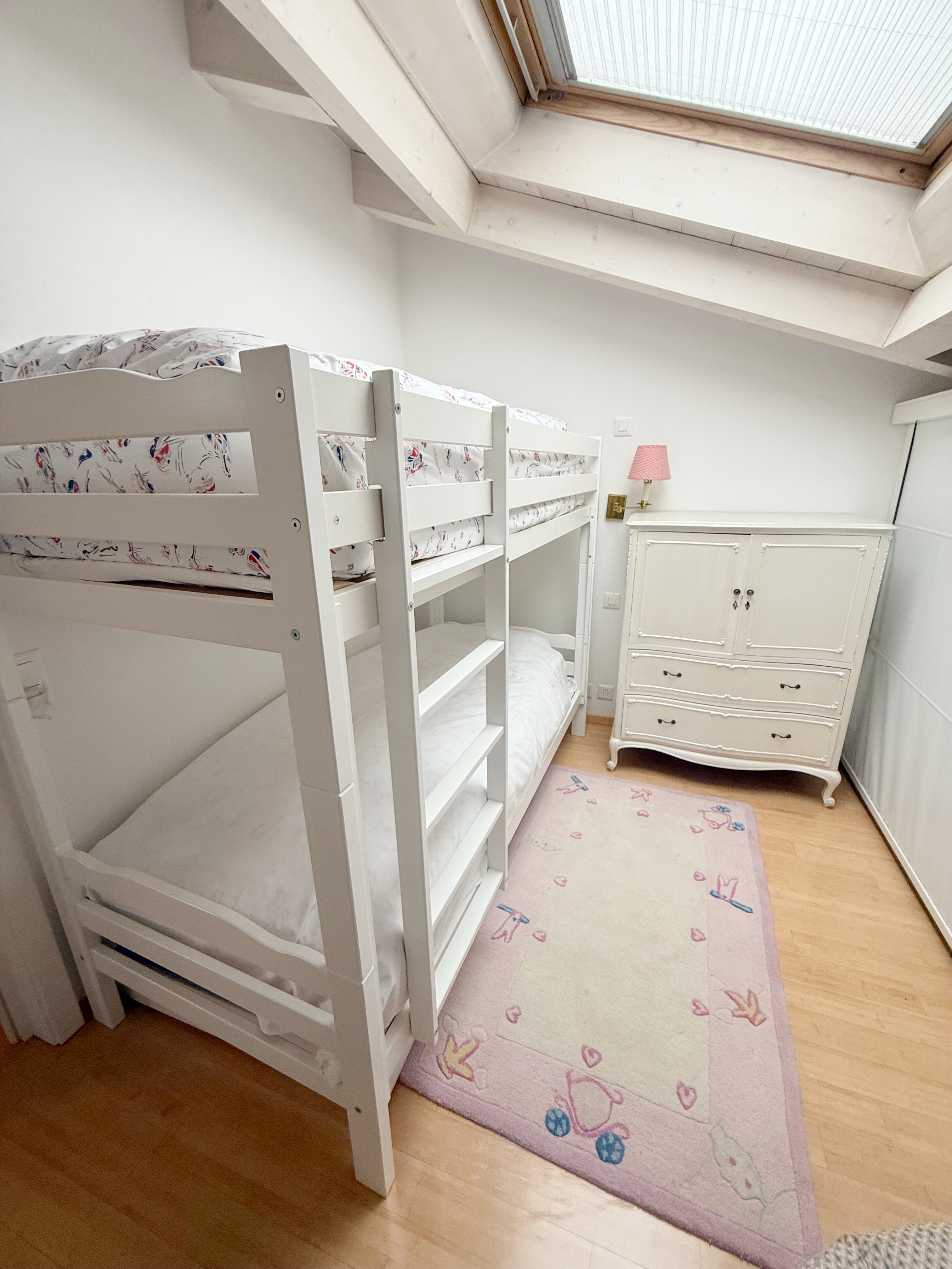 Kinderzimmer mit Hochbett und Dachfenster