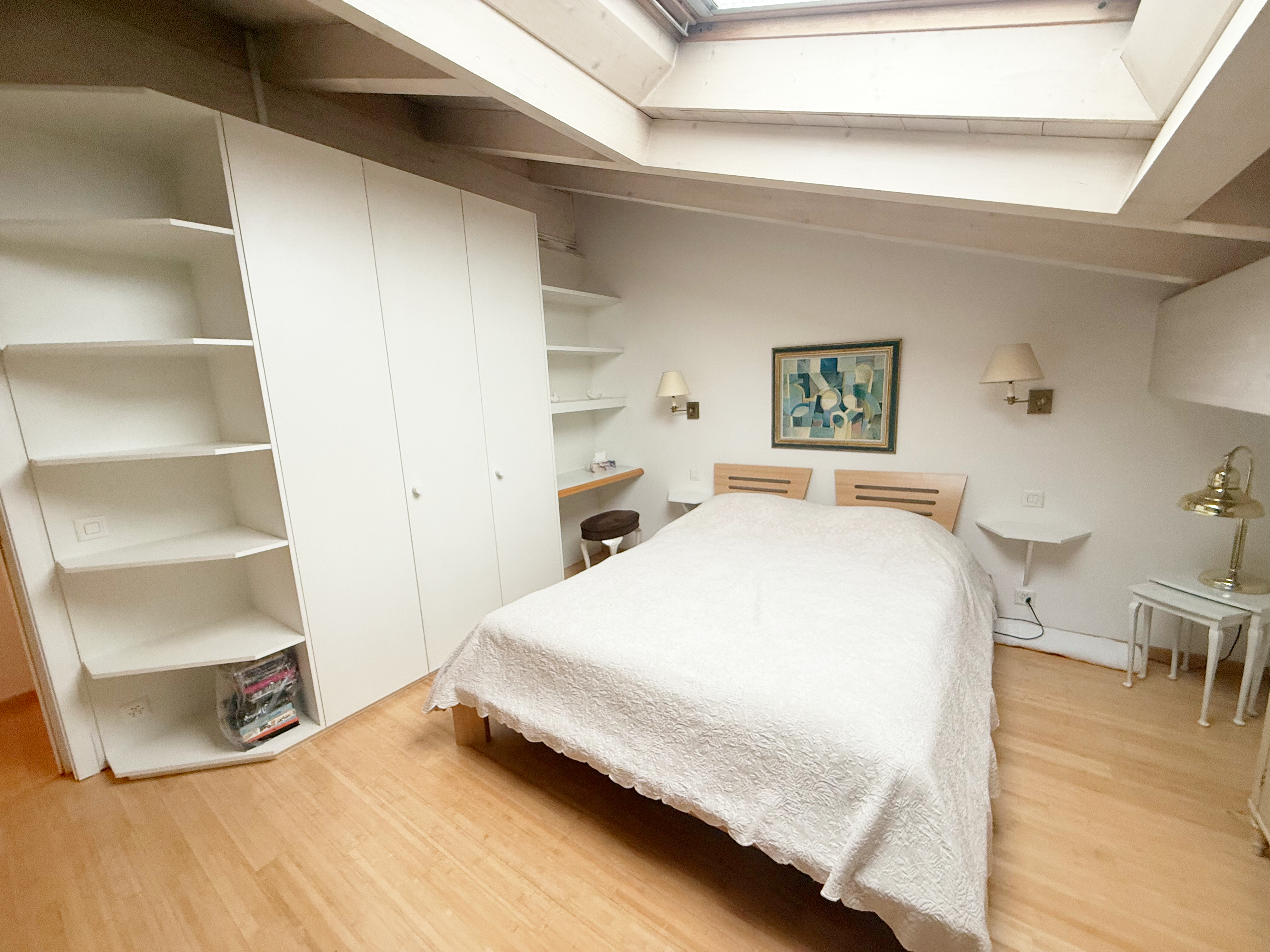 Helles Schlafzimmer mit Dachschrägen und Einbauschränken