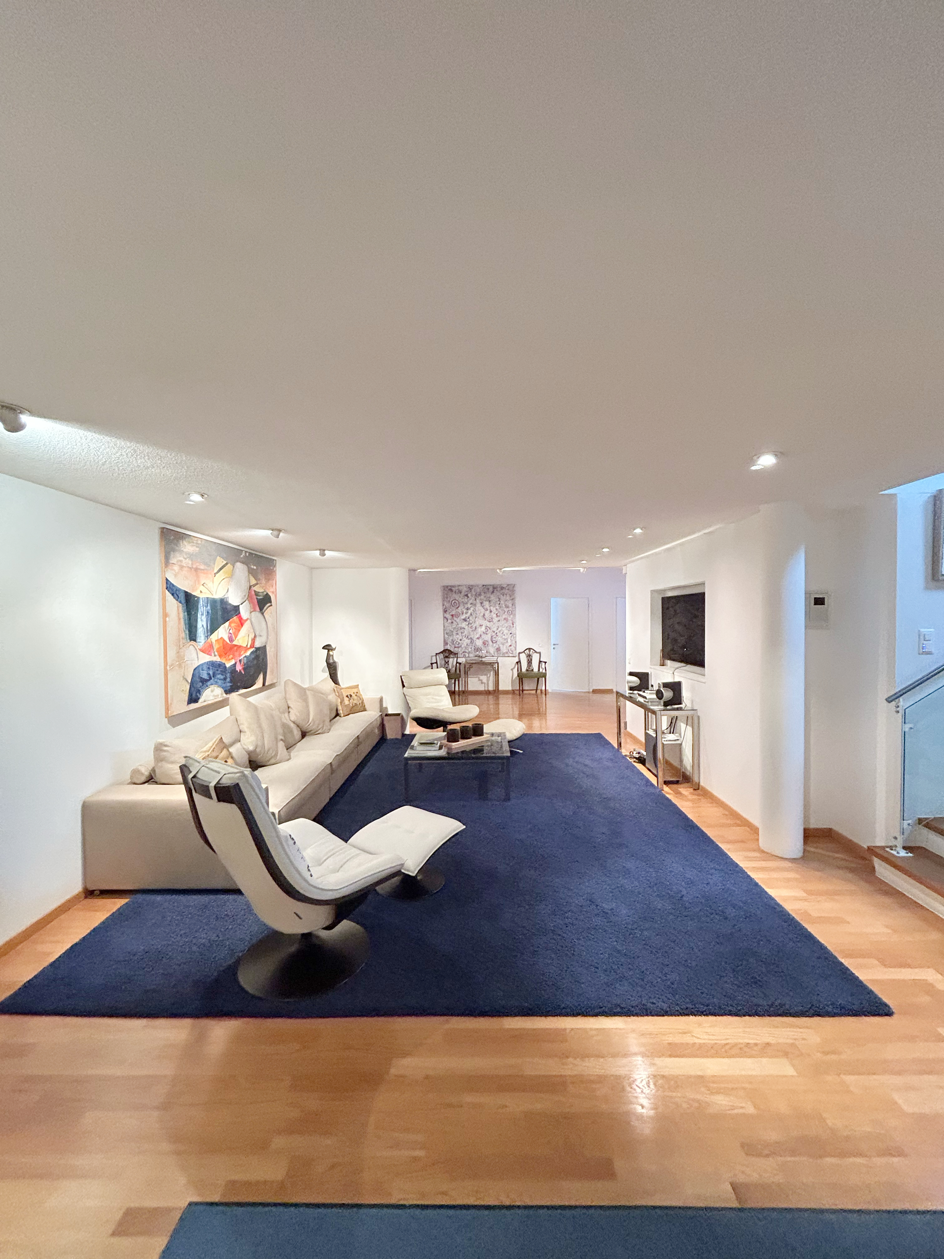 Wohnzimmer mit Galerie-Charakter