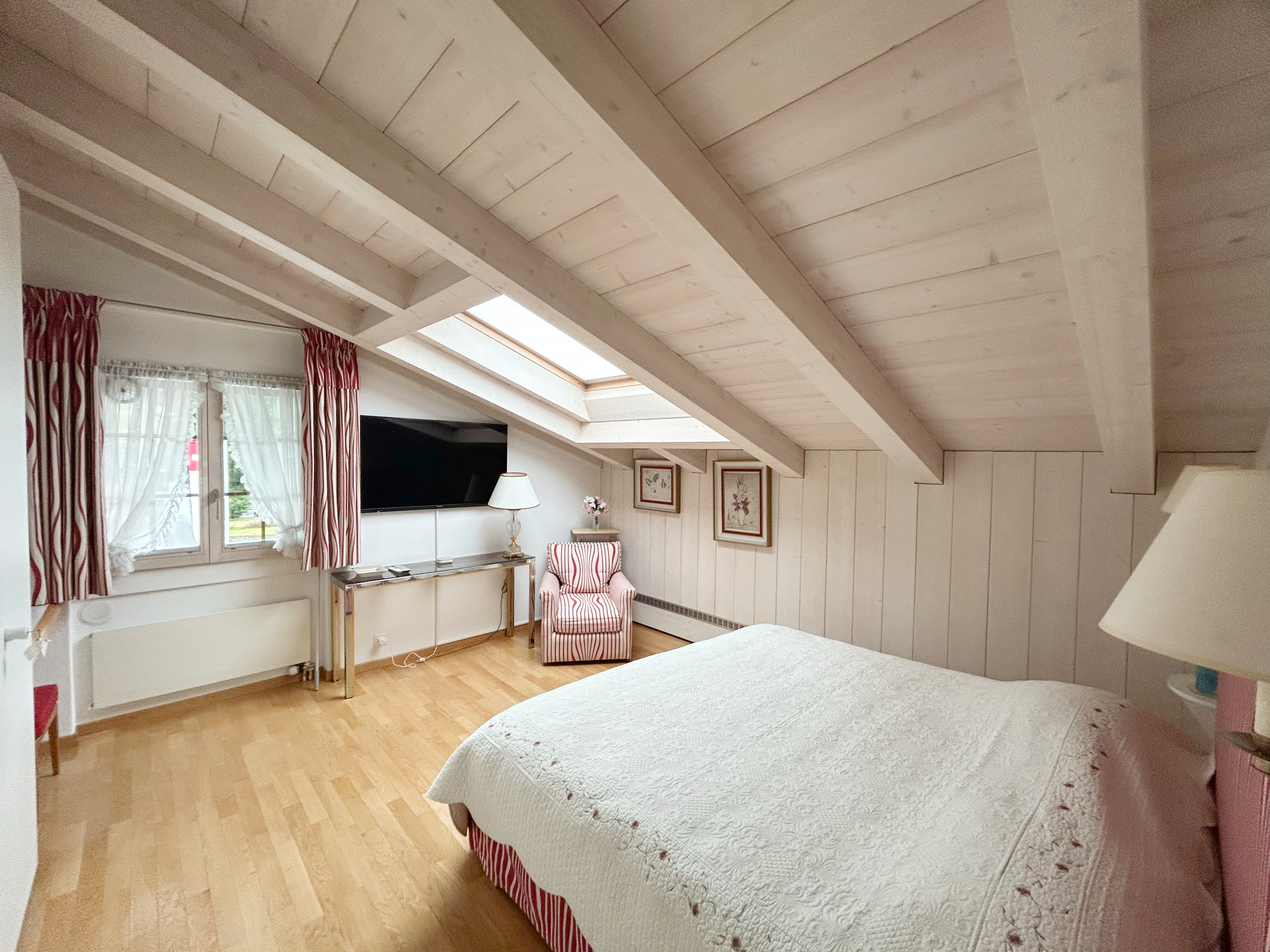 Dachgeschoss-Schlafzimmer mit Schrägen