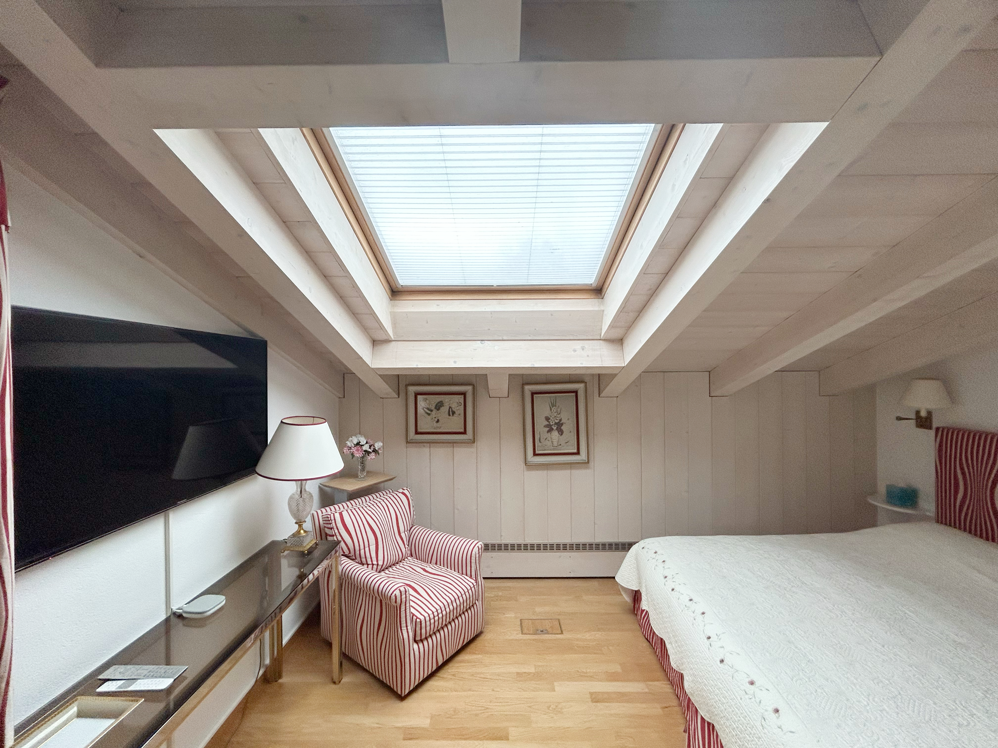 Dachgeschoss-Schlafzimmer mit Dachfenster