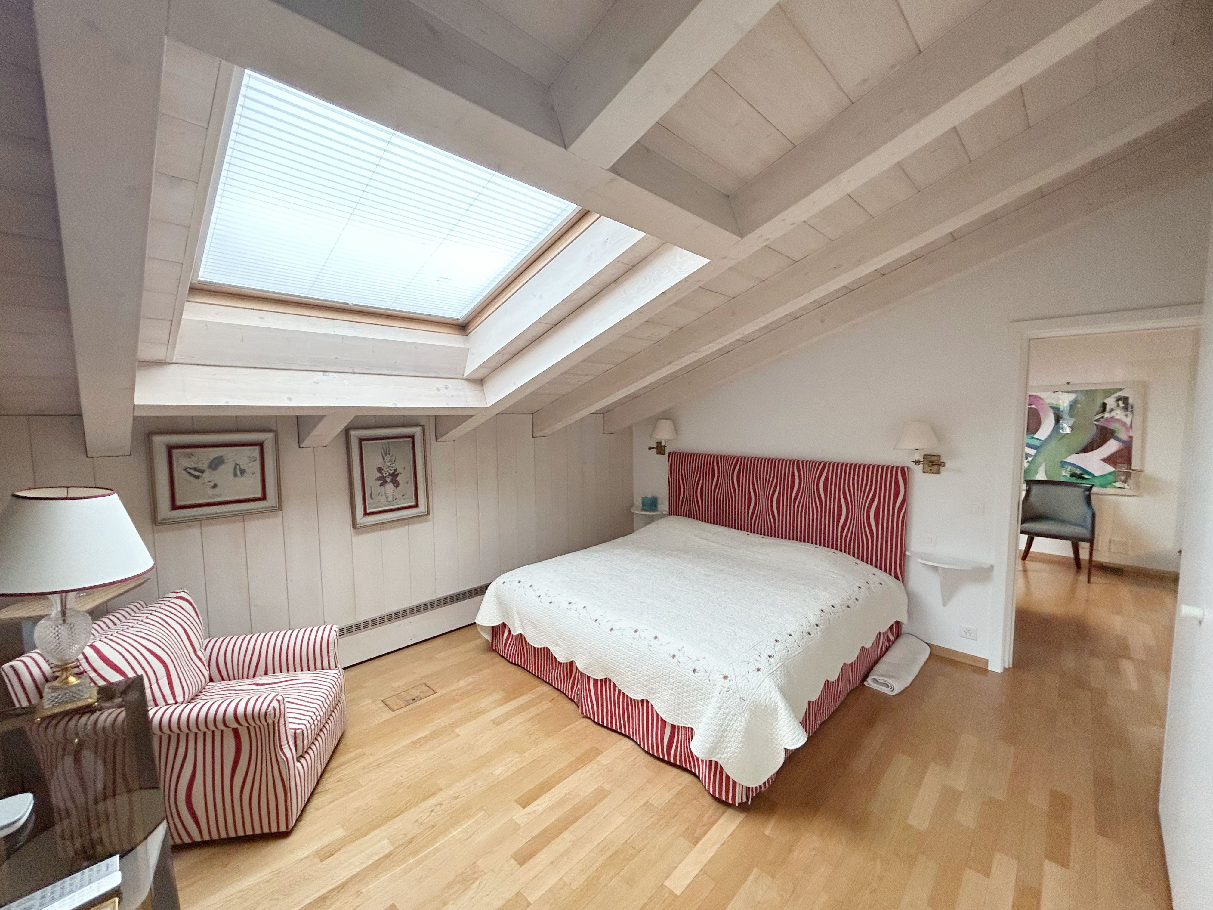 Dachgeschoss-Schlafzimmer mit Oberlicht