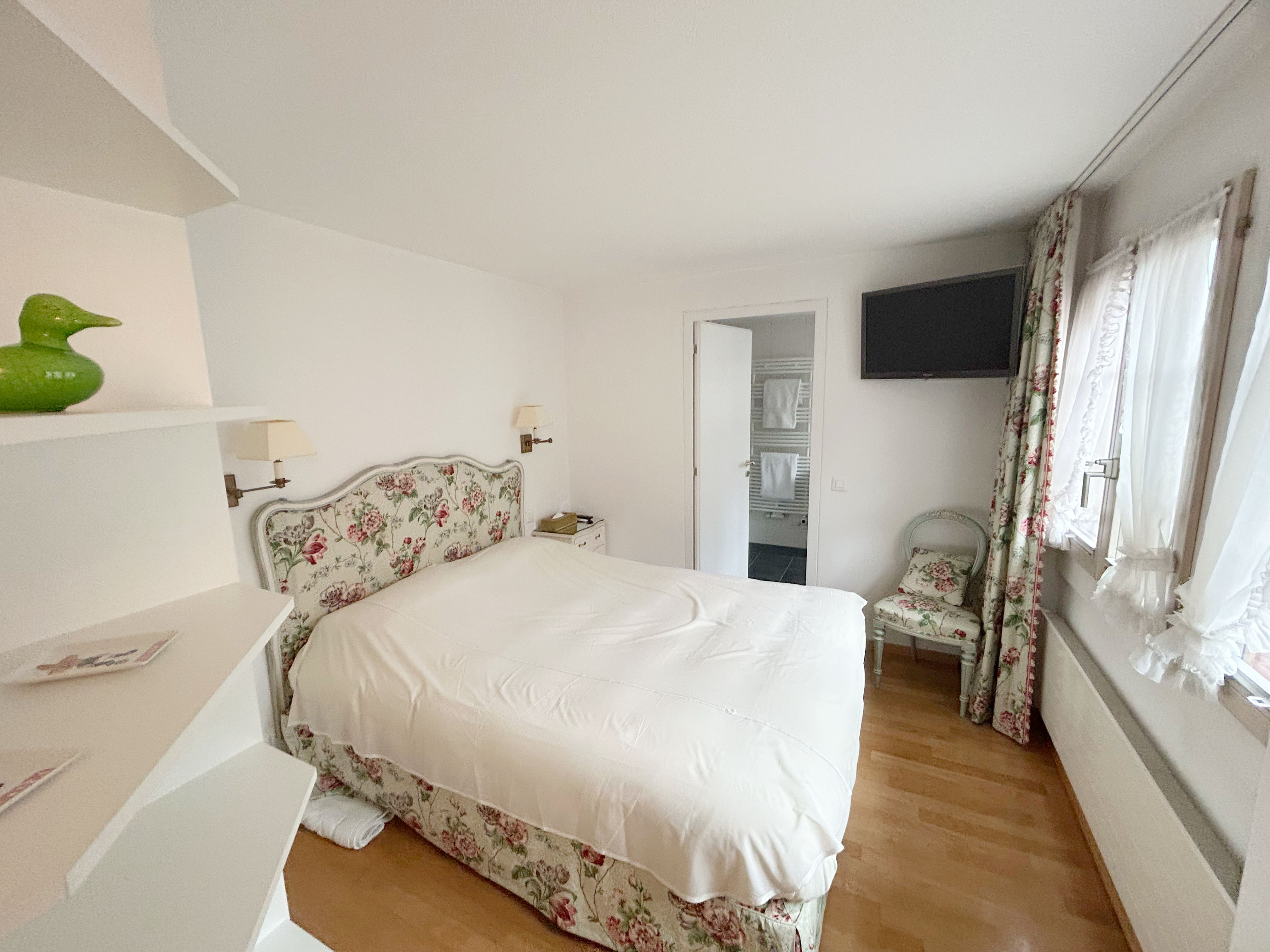 Gemütliches Schlafzimmer mit floralem Bettgestell